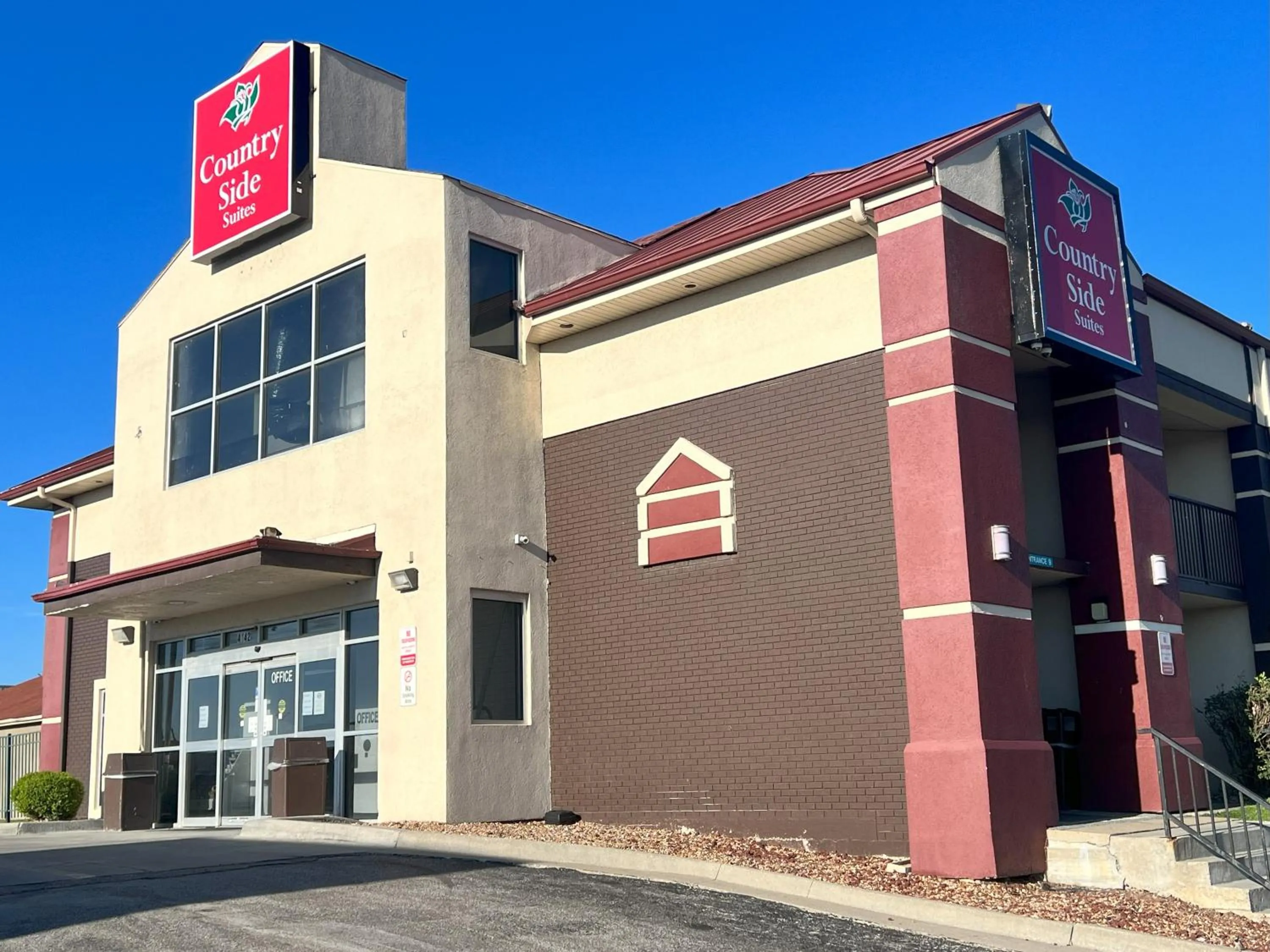 Property building in Countryside Suites Kansas City Independence I-70 East Sports Complex Hotel