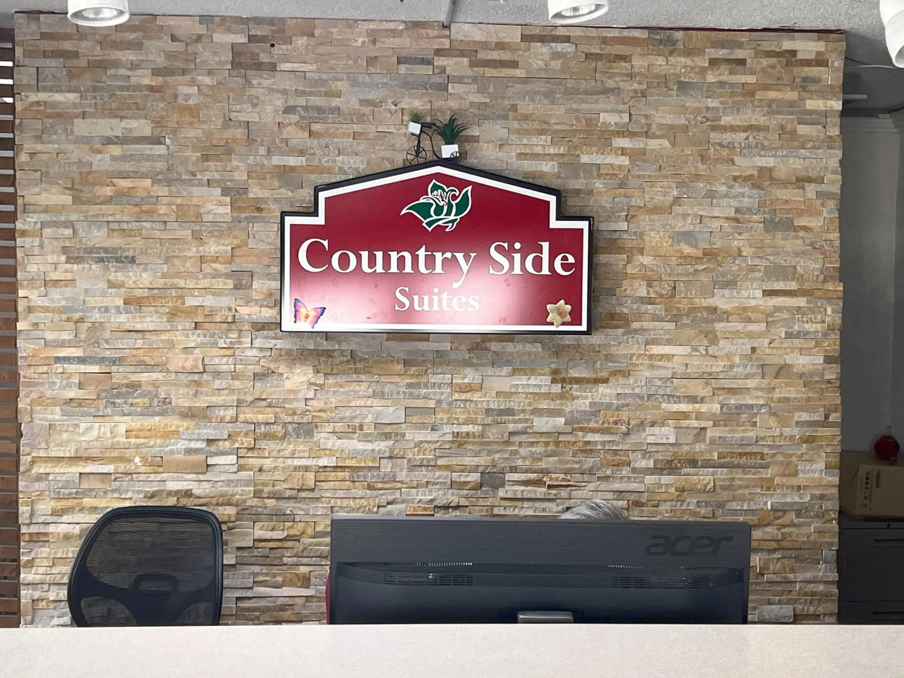 Logo/Certificate/Sign in Countryside Suites Kansas City Independence I-70 East Sports Complex Hotel