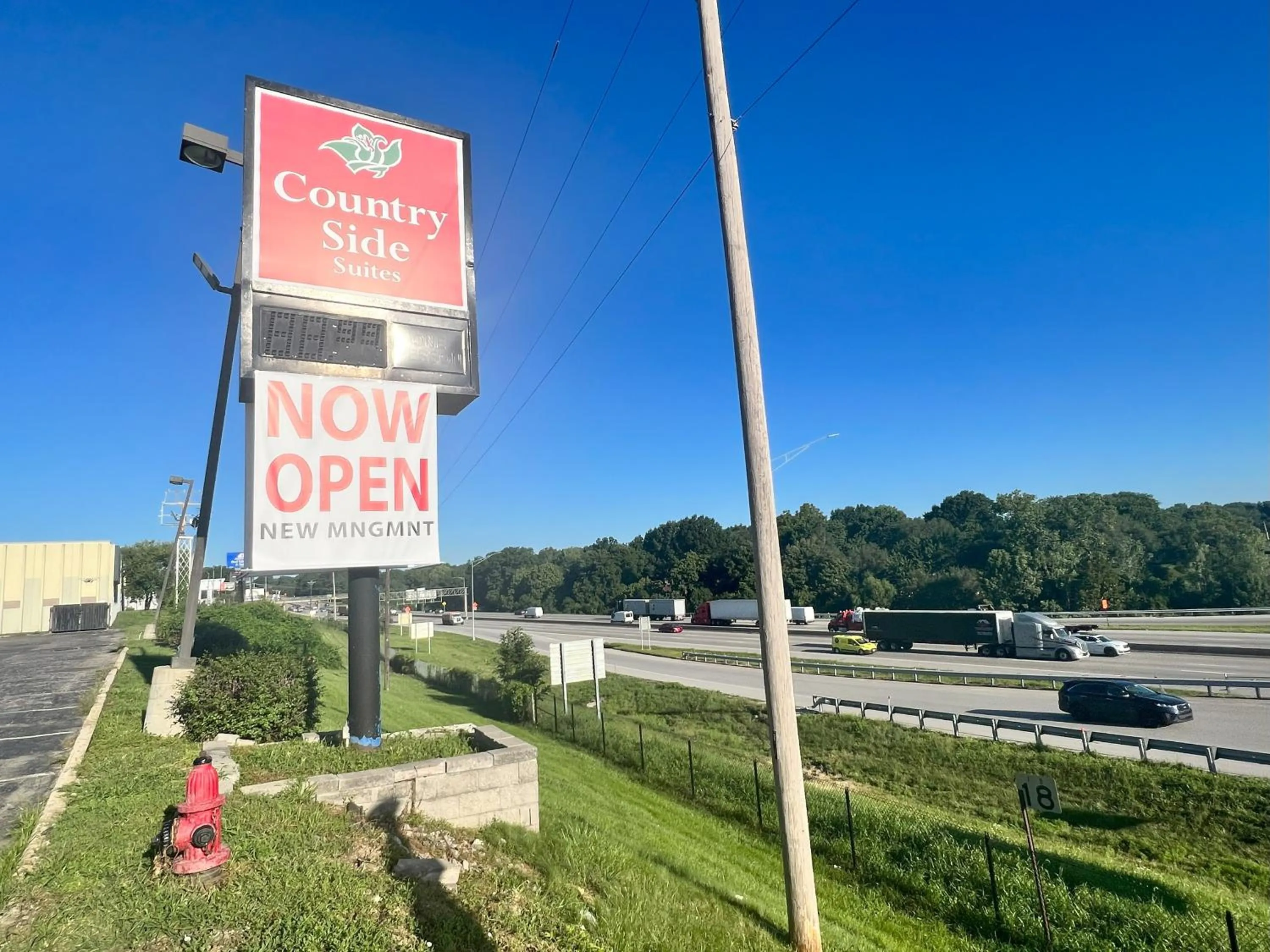 Logo/Certificate/Sign in Countryside Suites Kansas City Independence I-70 East Sports Complex Hotel