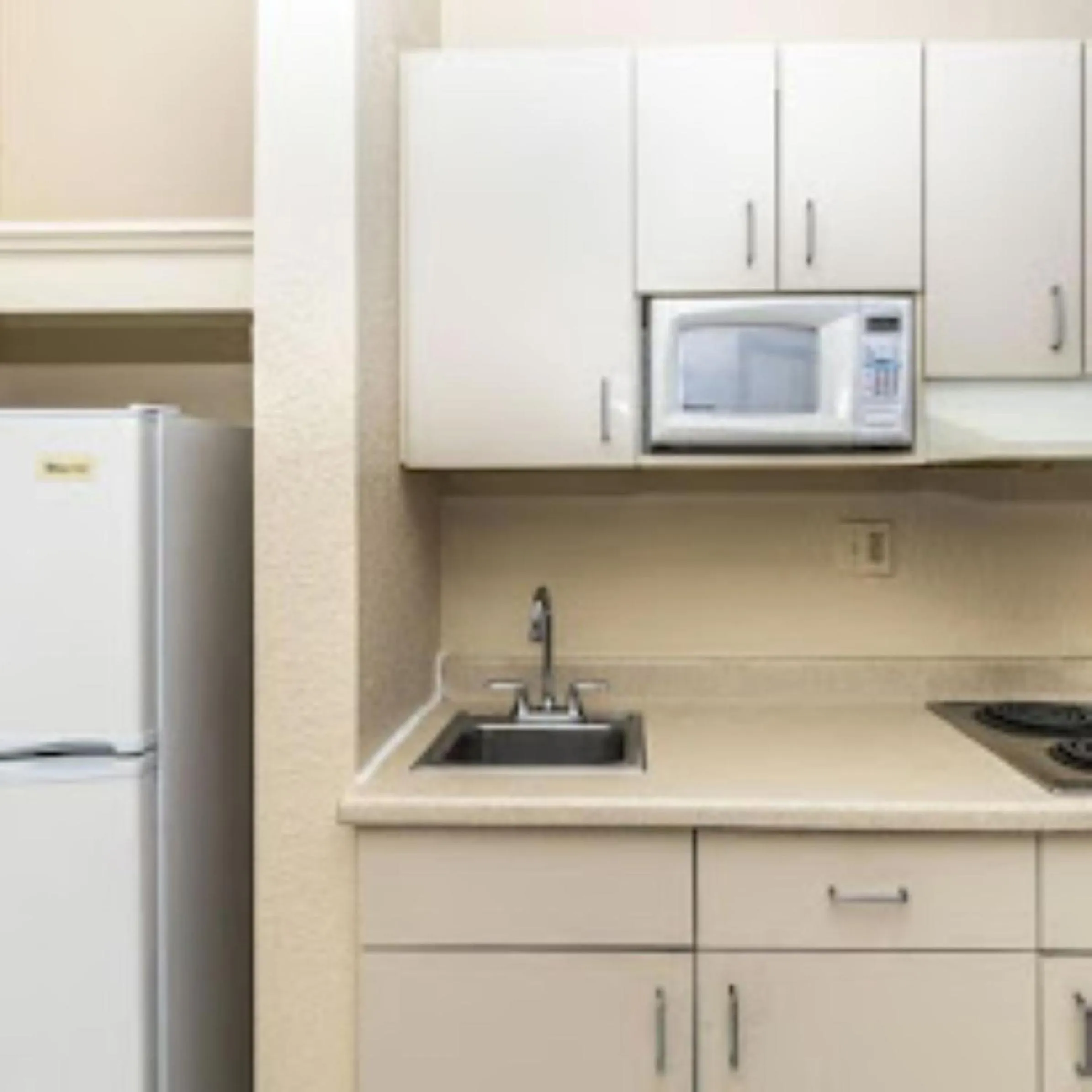 Kitchen or kitchenette in Countryside Suites Kansas City Independence I-70 East Sports Complex Hotel