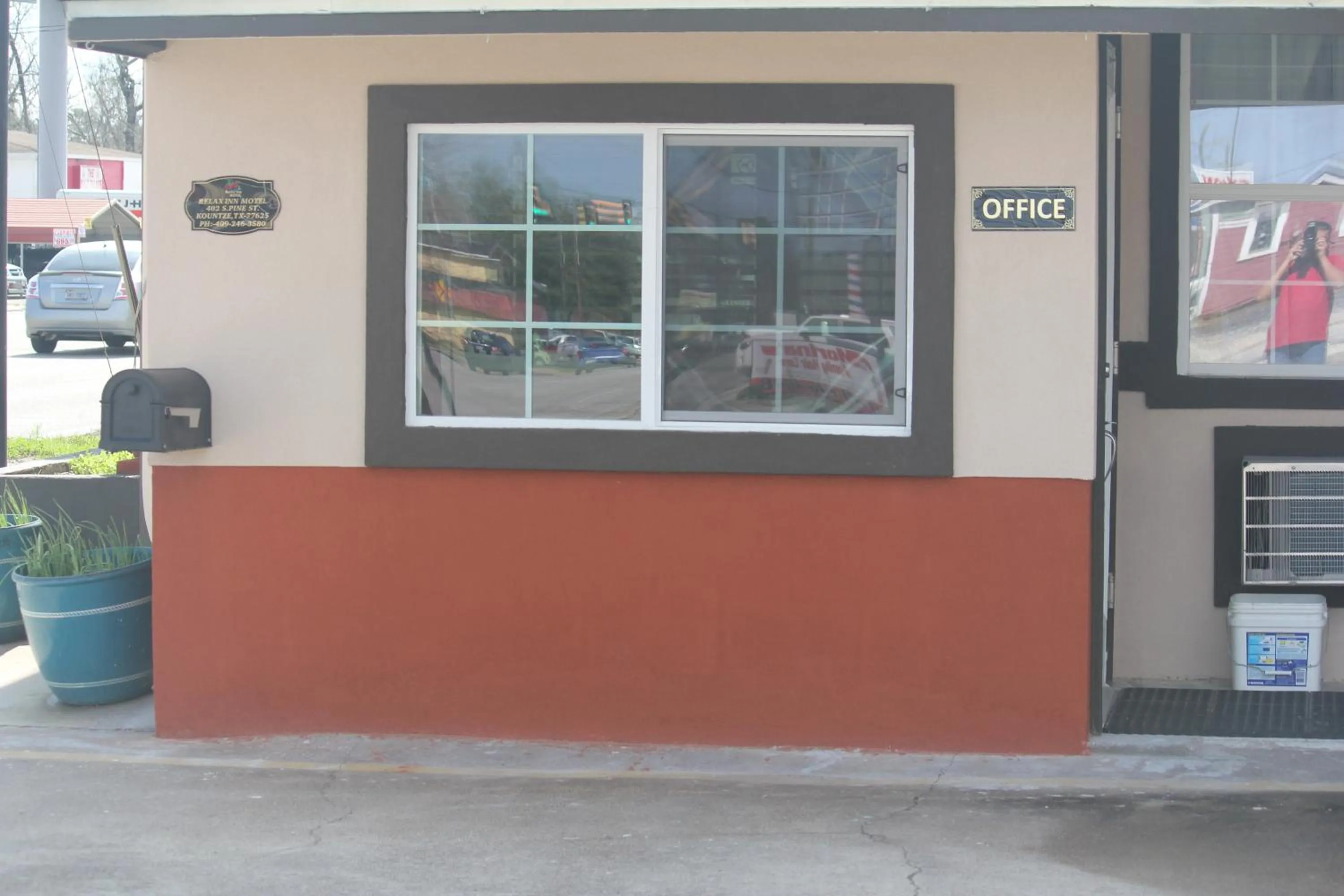 Staff in Relax Inn Motel Kountze