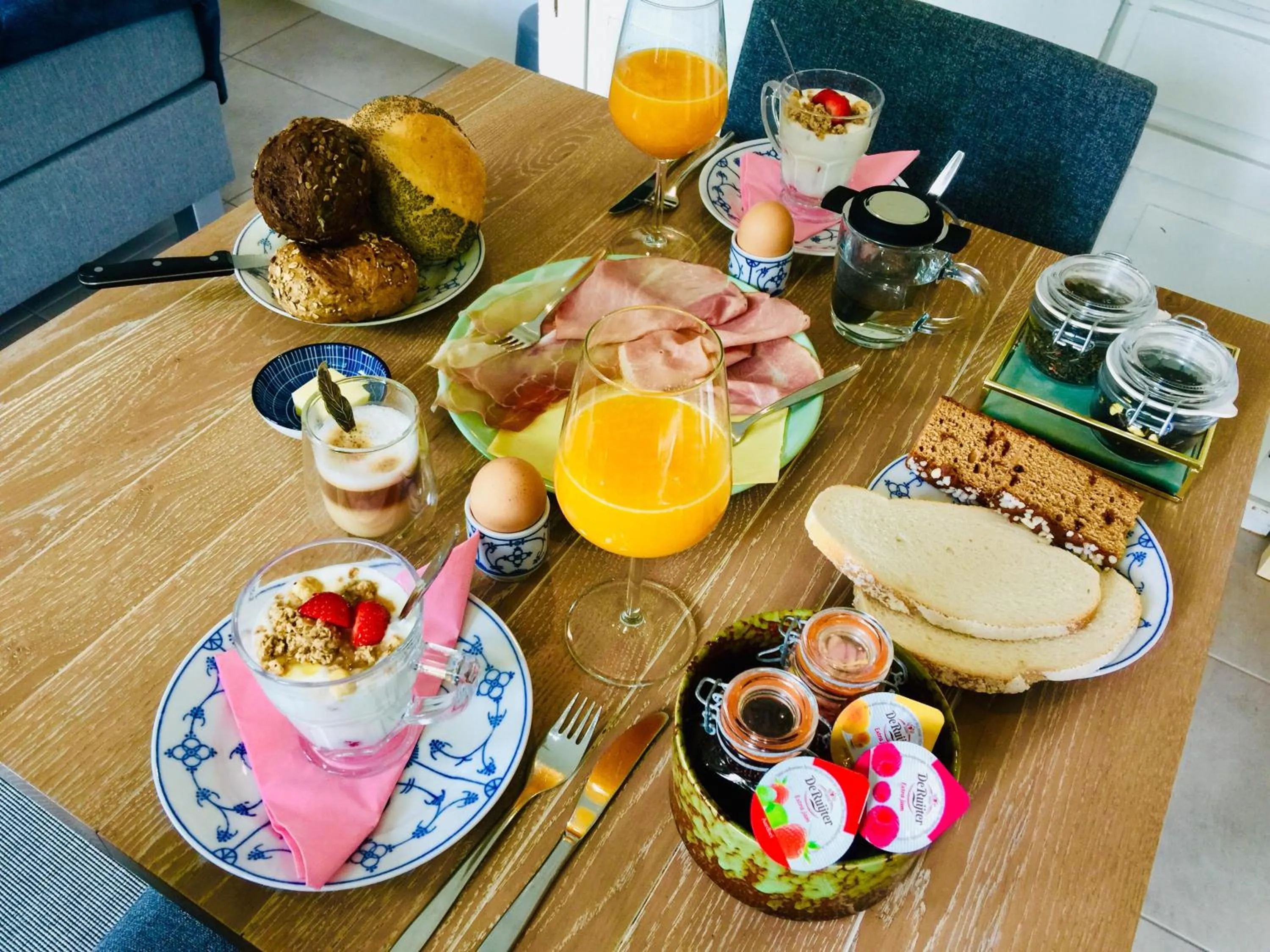 Breakfast in Bed and Breakfast: 'Bij ons Achter'