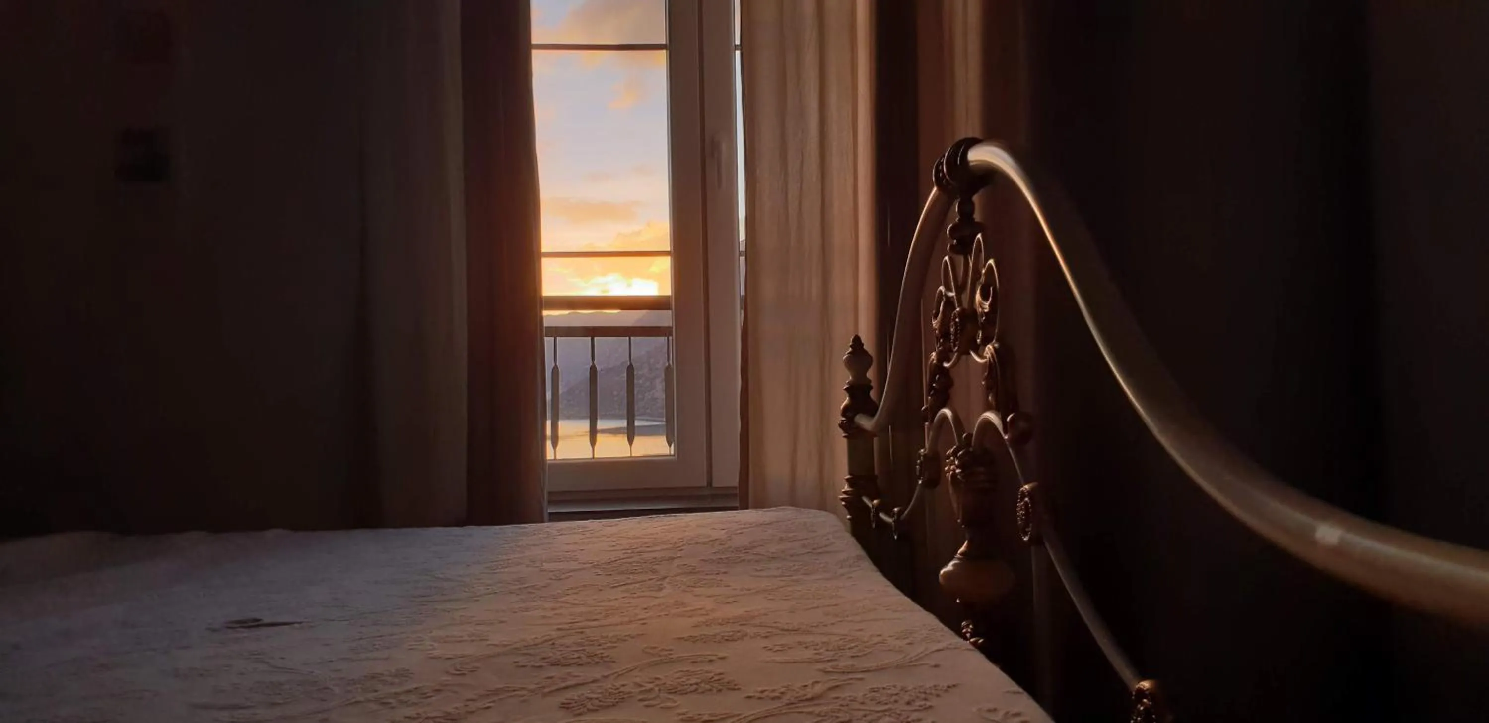 Decorative detail, Bed in Apartment Mint&Rose
