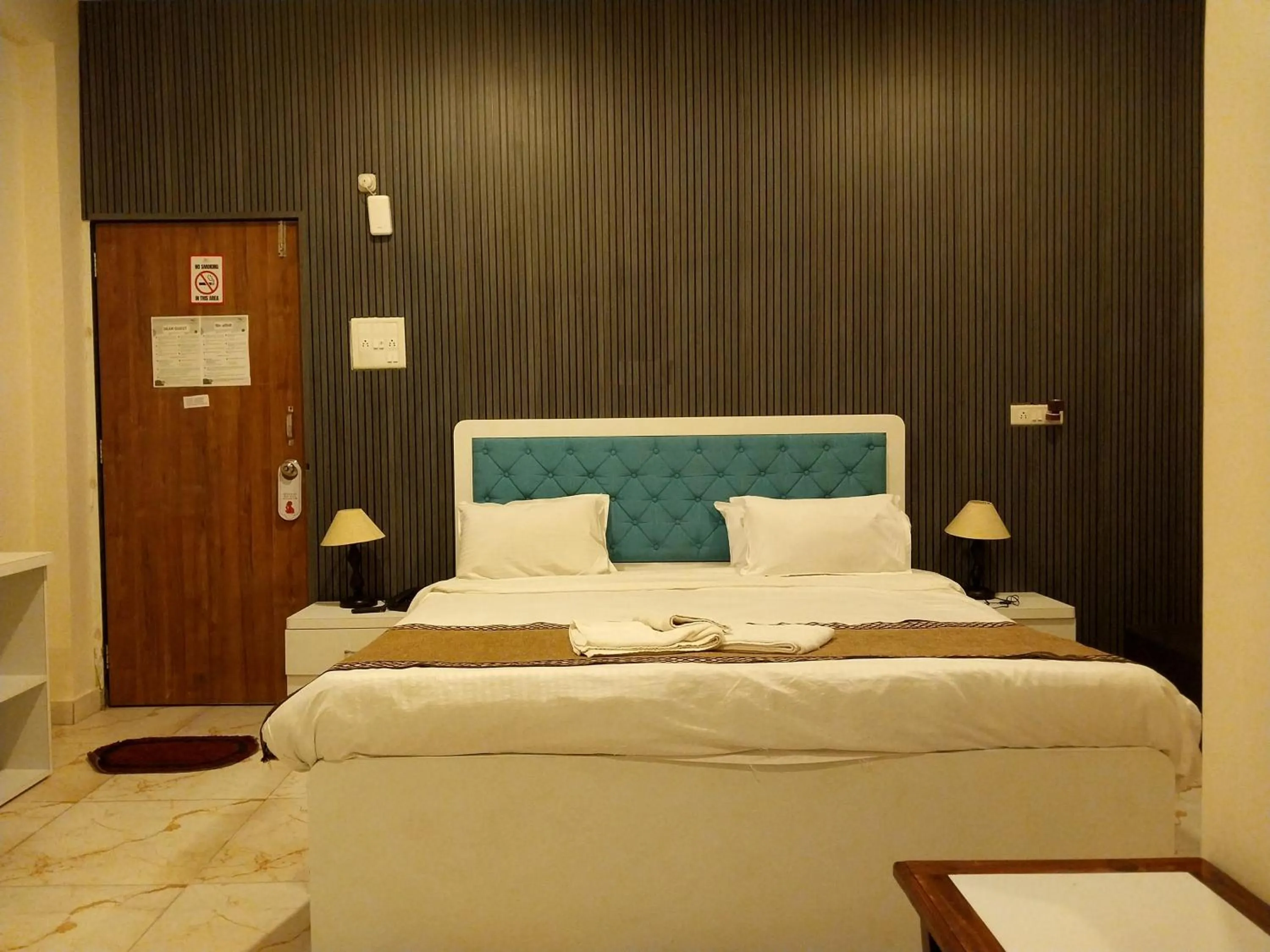 Bedroom, Bed in Mango Valley Resort Ganpatipule