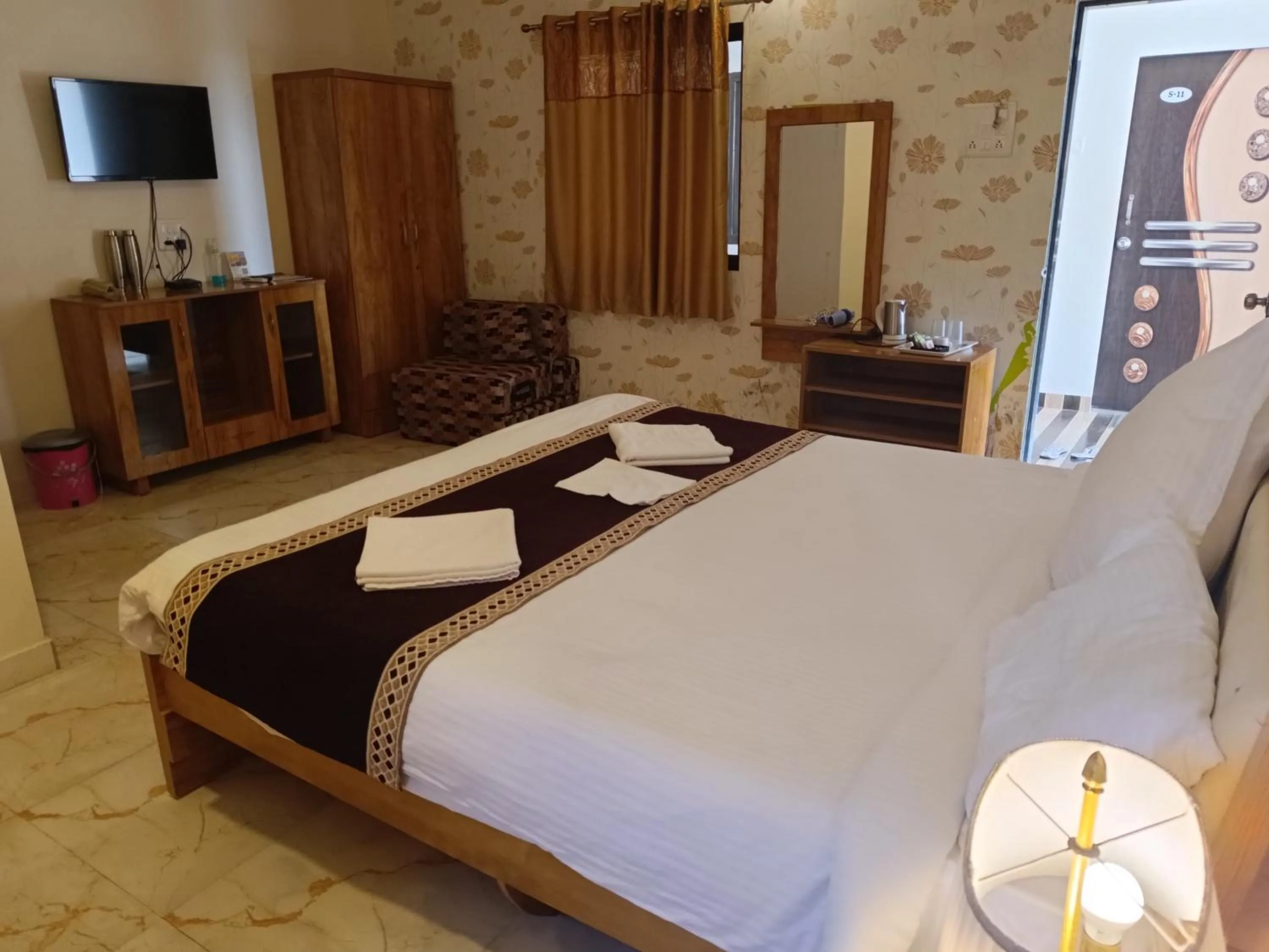 Bed in Mango Valley Resort Ganpatipule