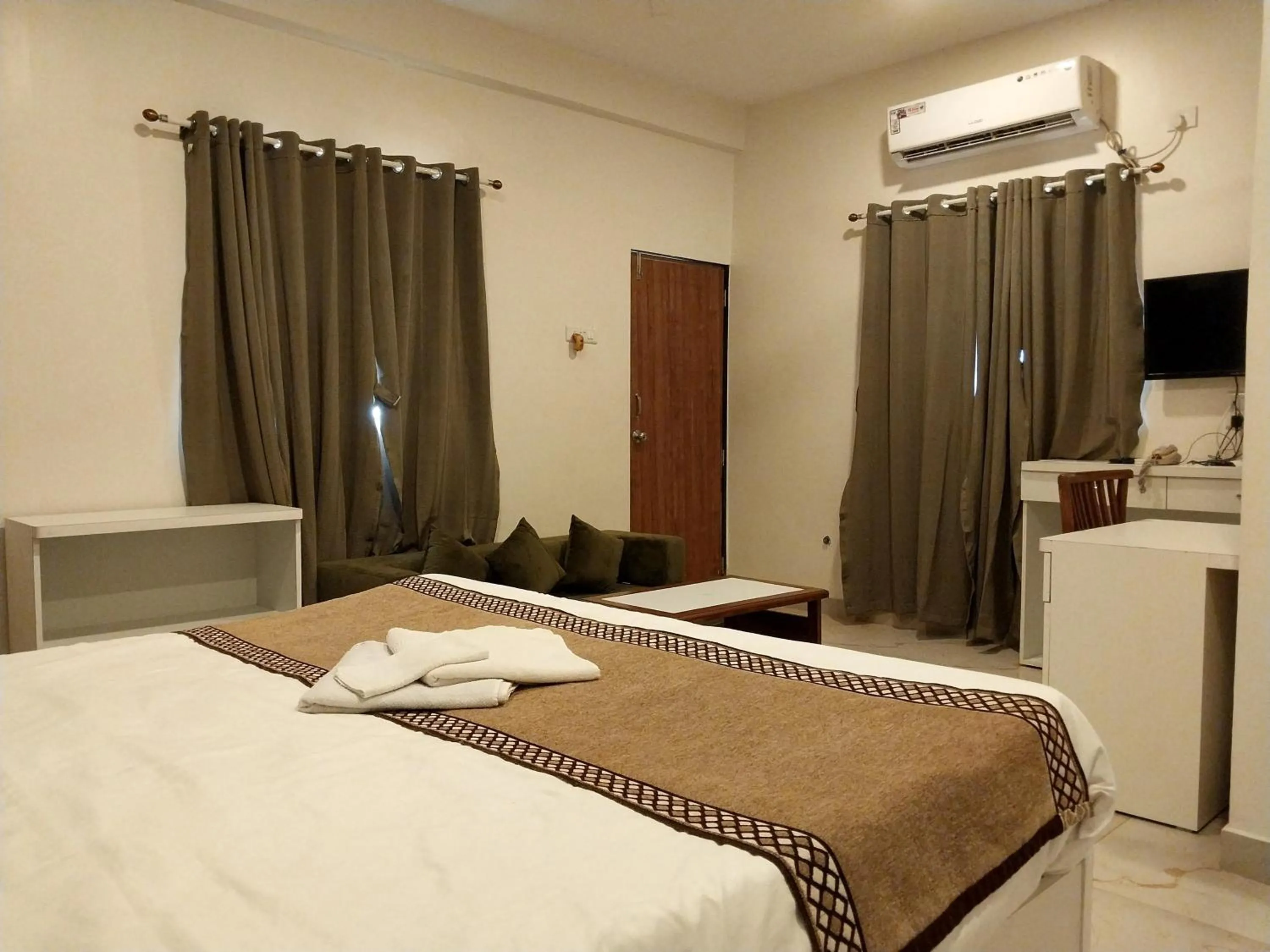 Photo of the whole room, Bed in Mango Valley Resort Ganpatipule