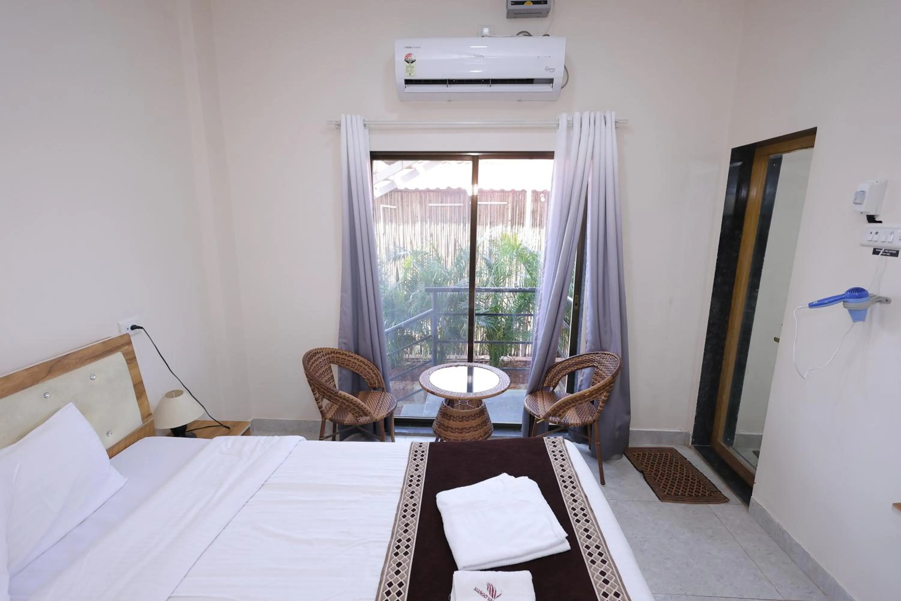 Bed in Mango Valley Resort Ganpatipule