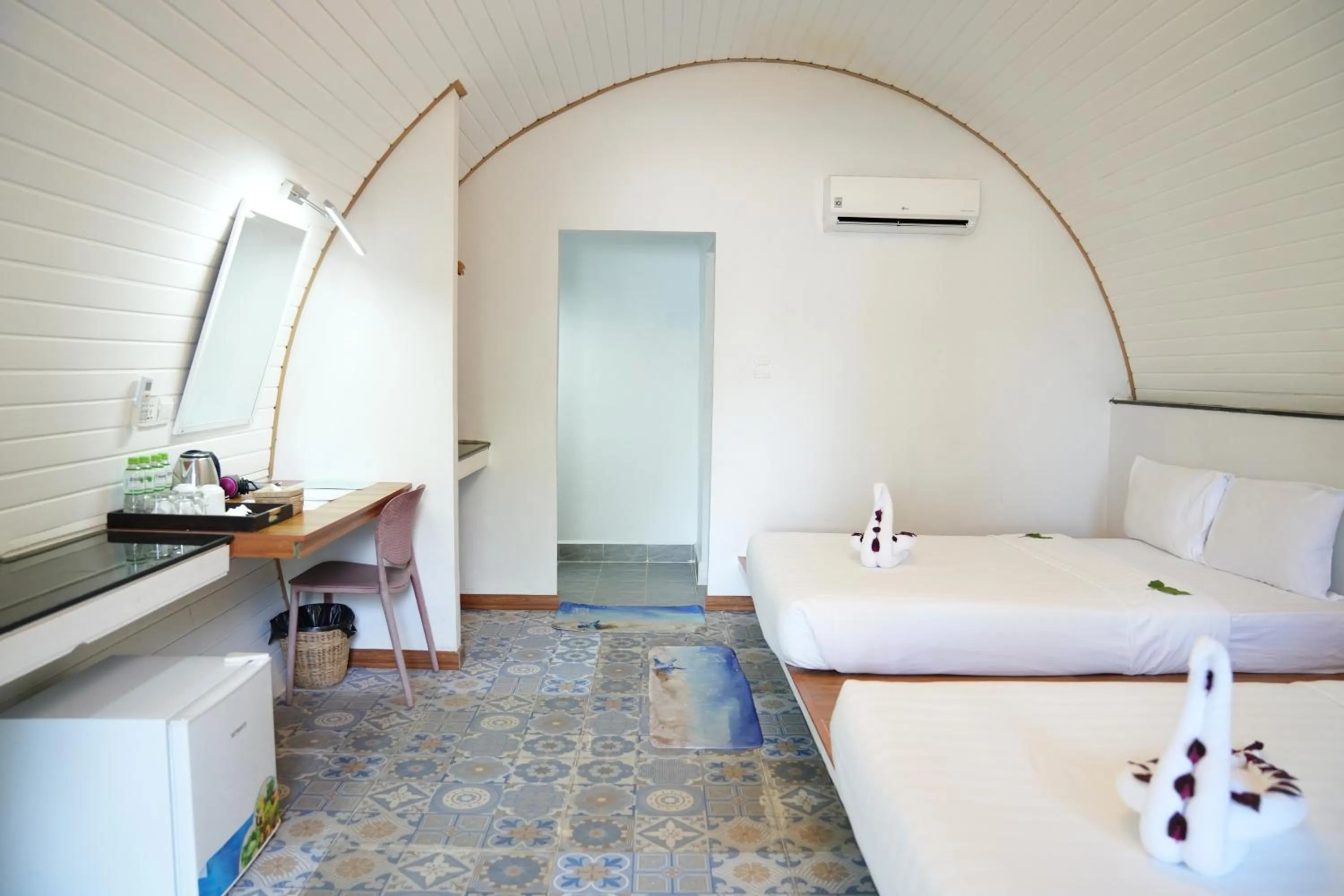 Photo of the whole room, Bed in Tube Resort by EHM