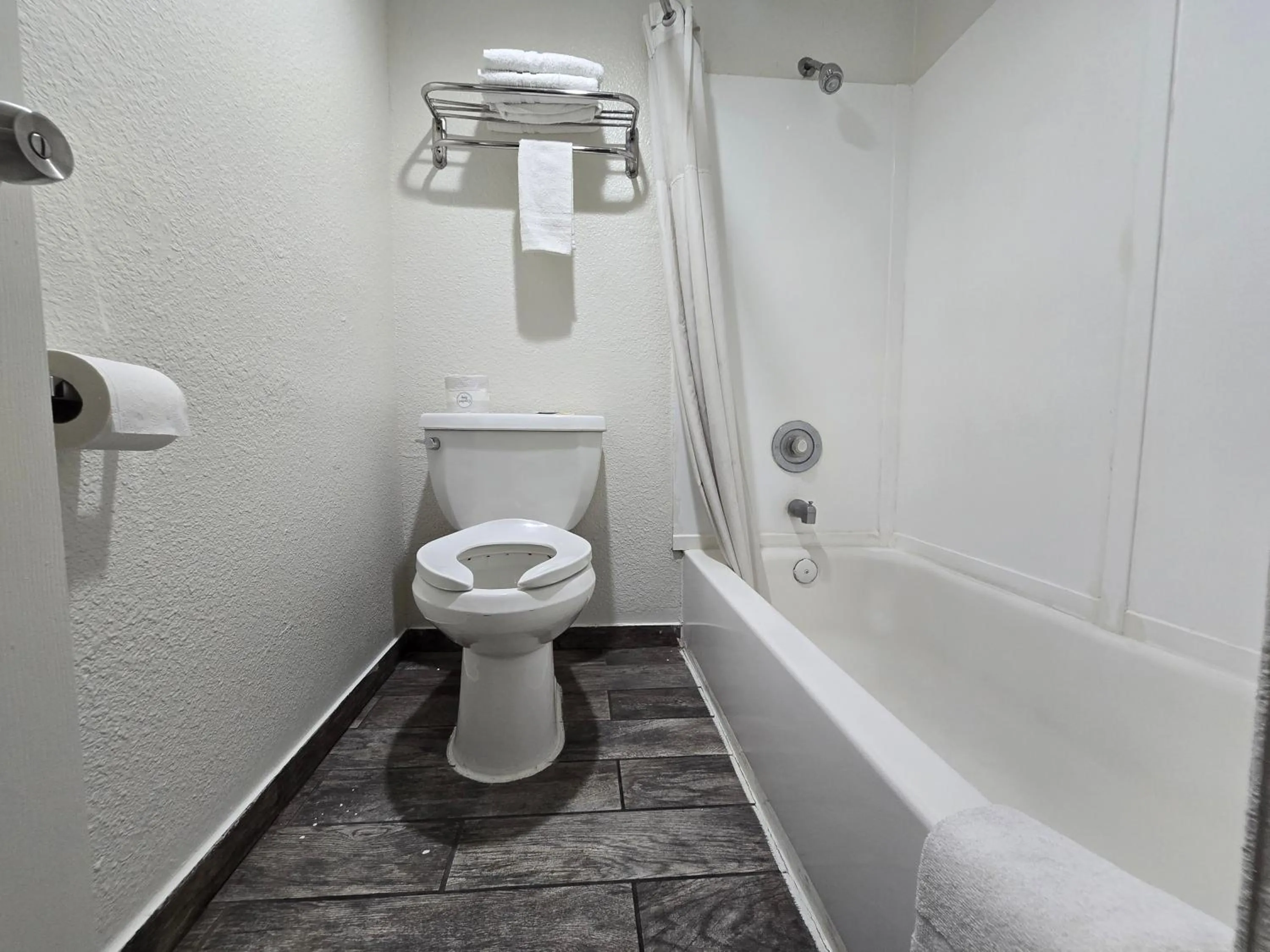 Toilet in Peach City Inn - Marysville/Yuba City