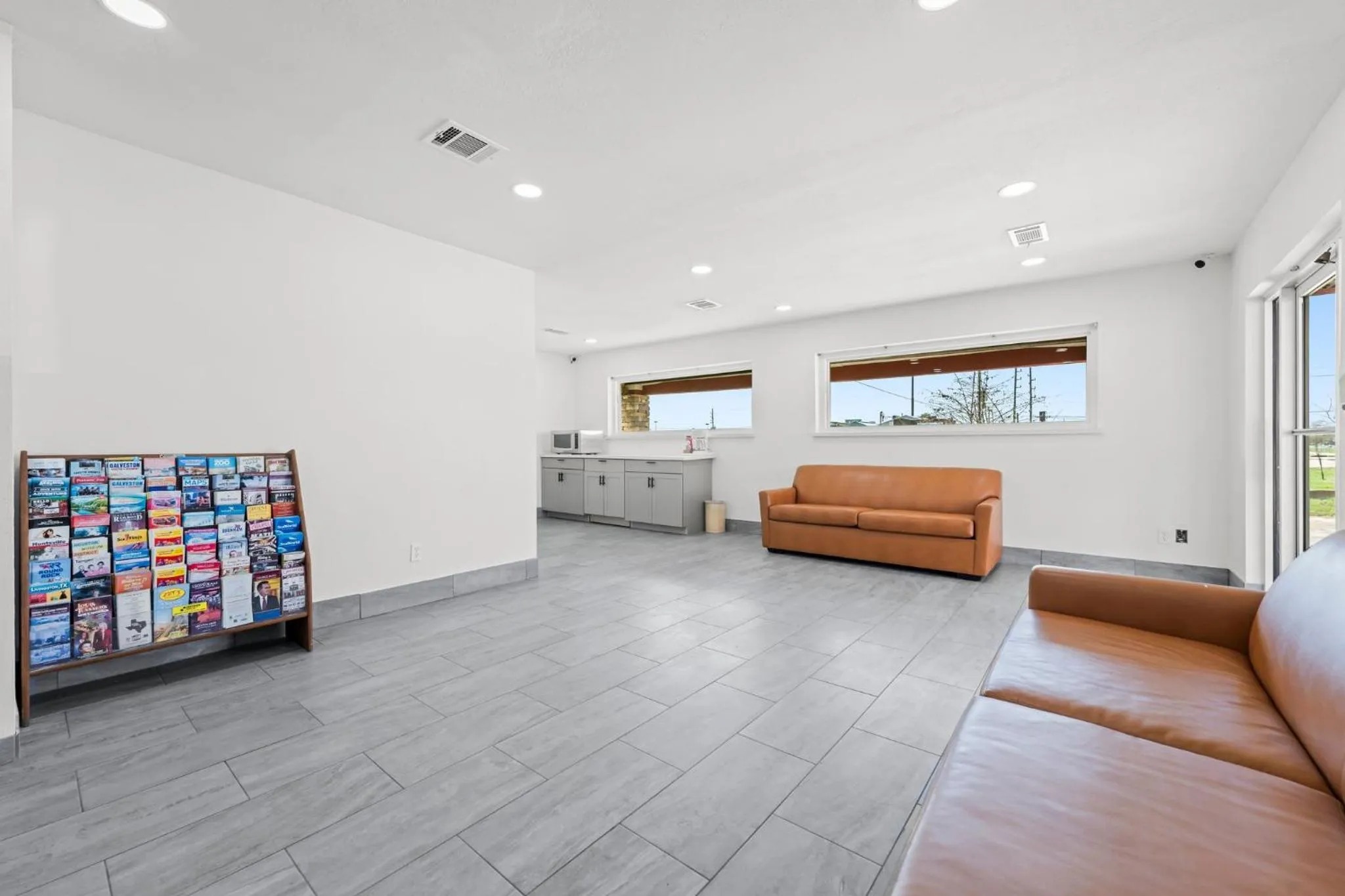 Bed in Econo Lodge Inn & Suites Sealy