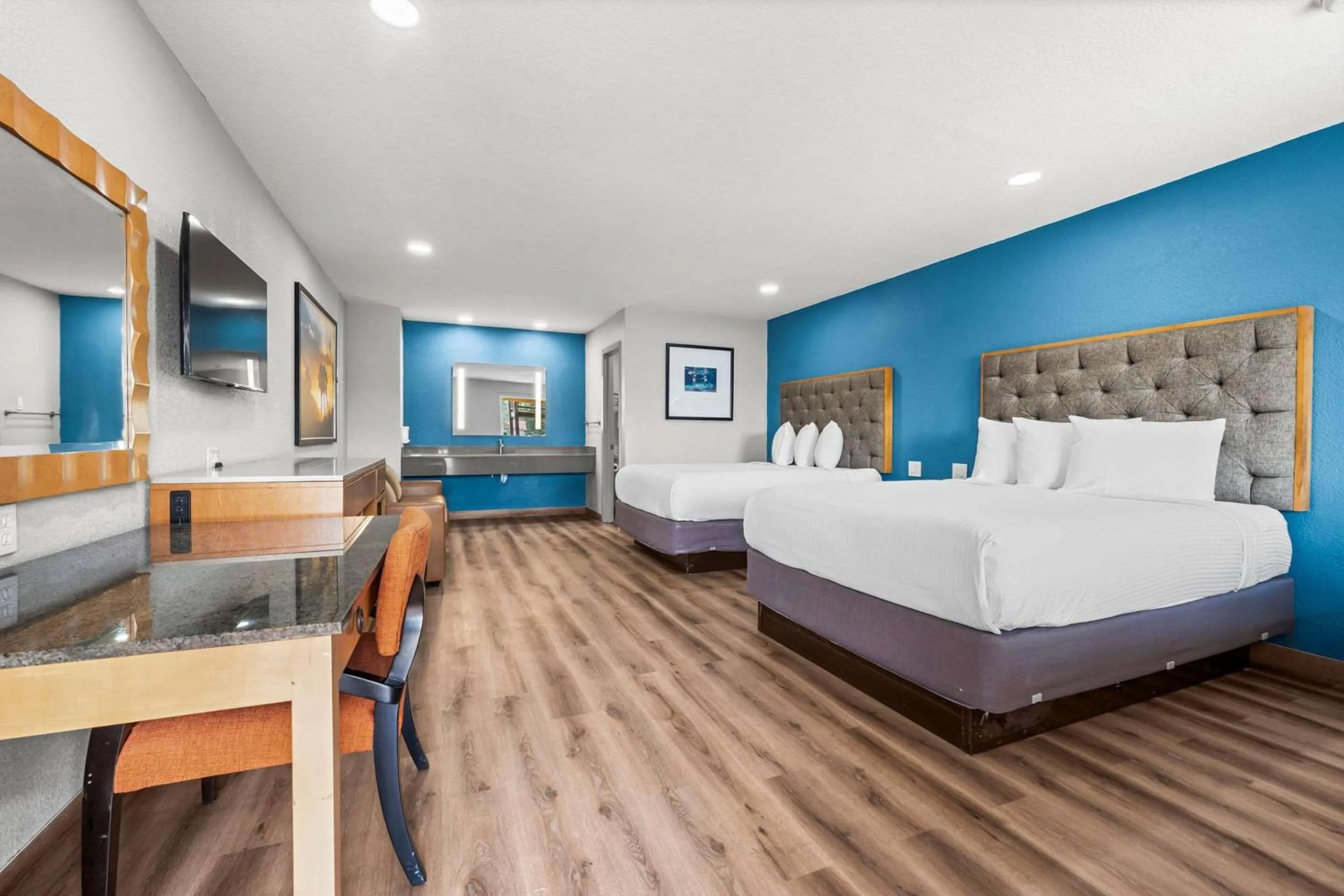 Bedroom, Bed in Econo Lodge Inn & Suites Sealy