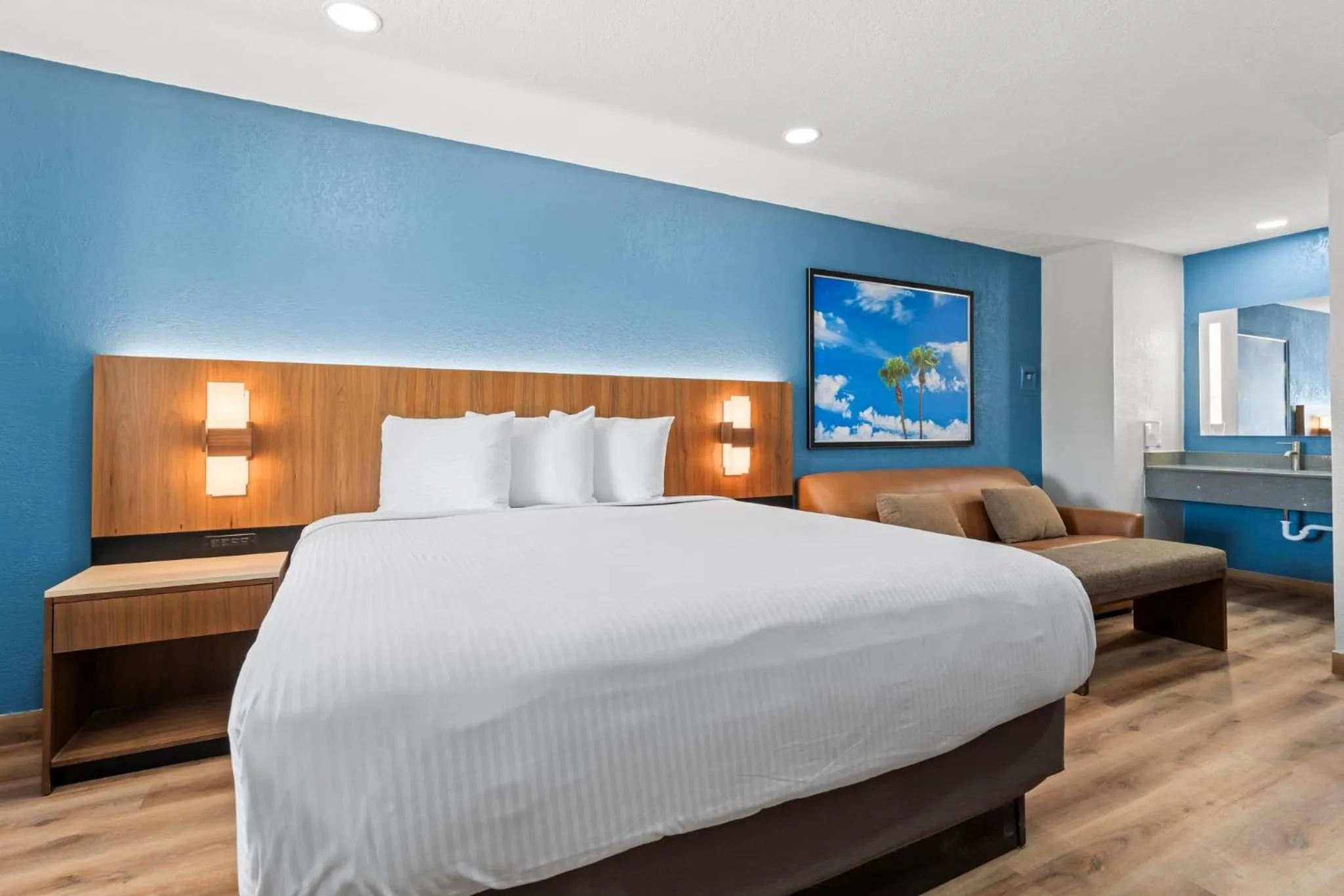 Bed in Econo Lodge Inn & Suites Sealy