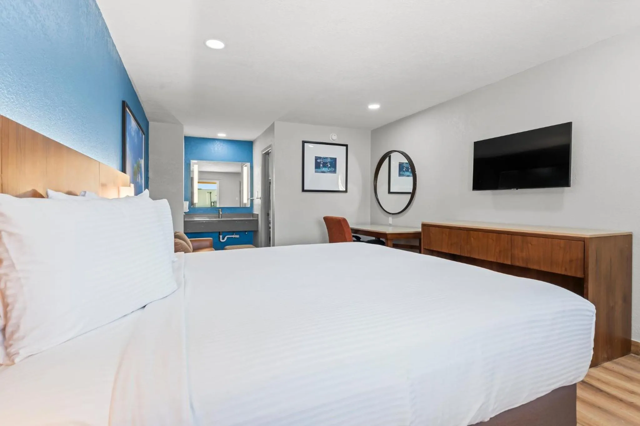 Bed in Econo Lodge Inn & Suites Sealy