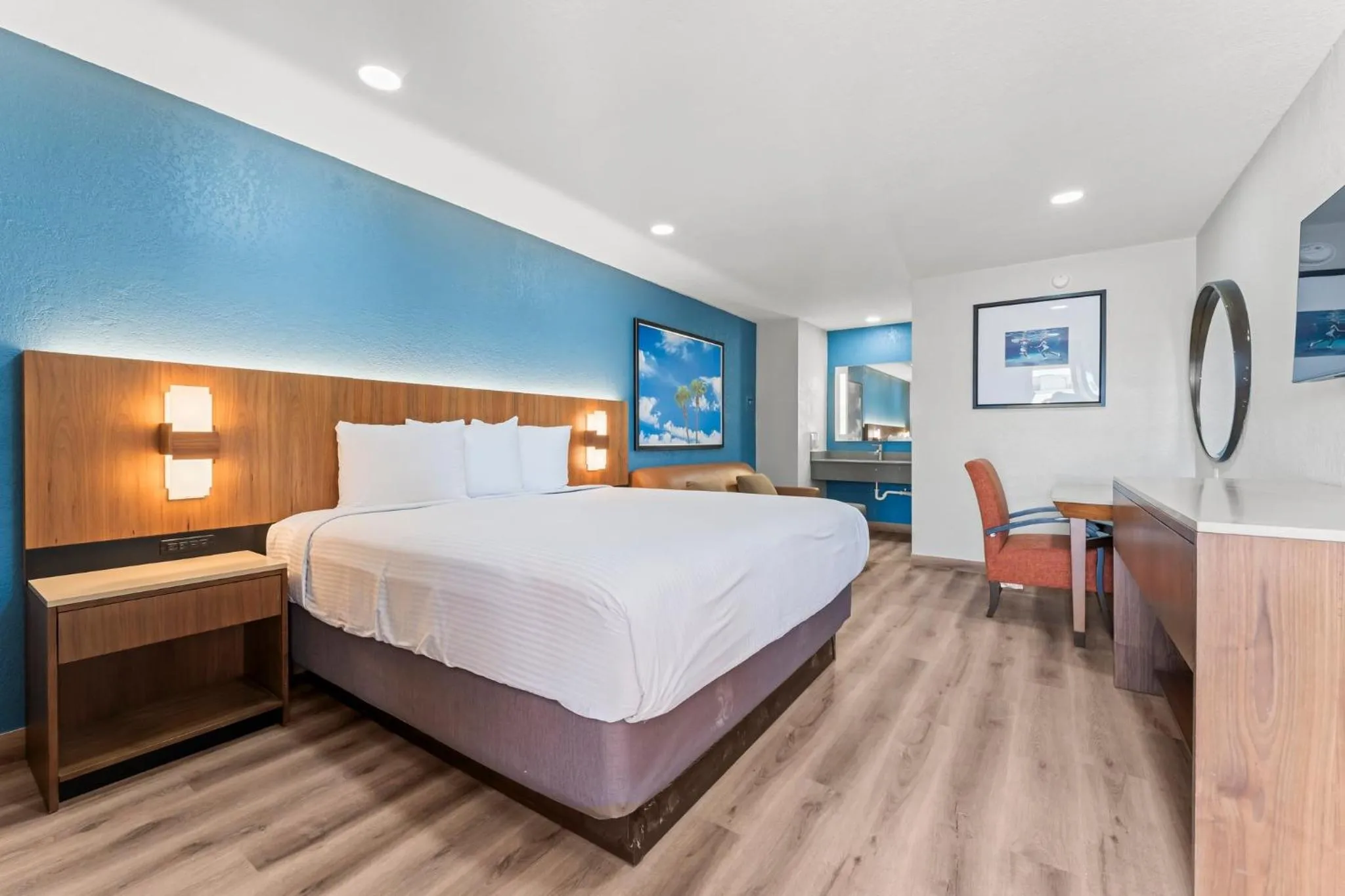 Bed in Econo Lodge Inn & Suites Sealy