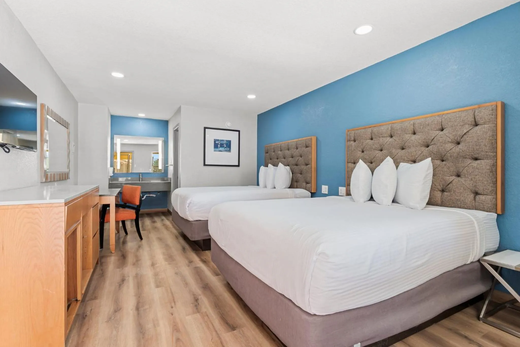 Bed in Econo Lodge Inn & Suites Sealy