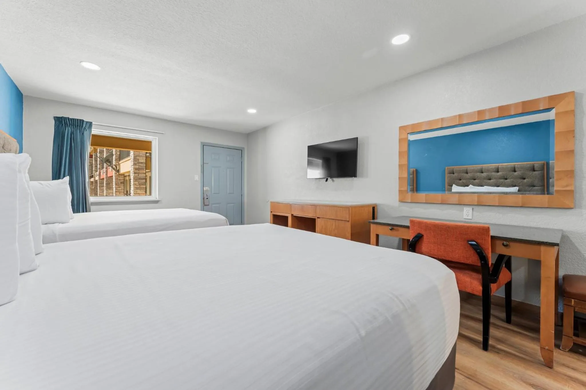 Bed in Econo Lodge Inn & Suites Sealy