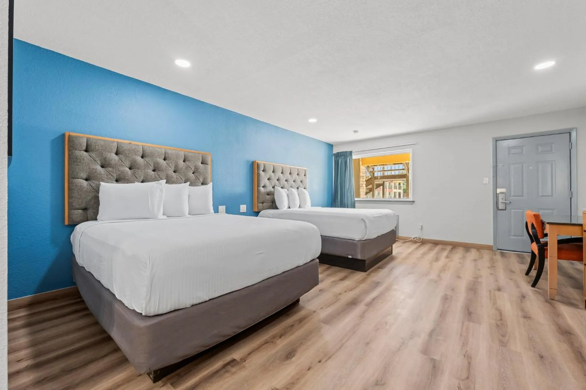 Bed in Econo Lodge Inn & Suites Sealy