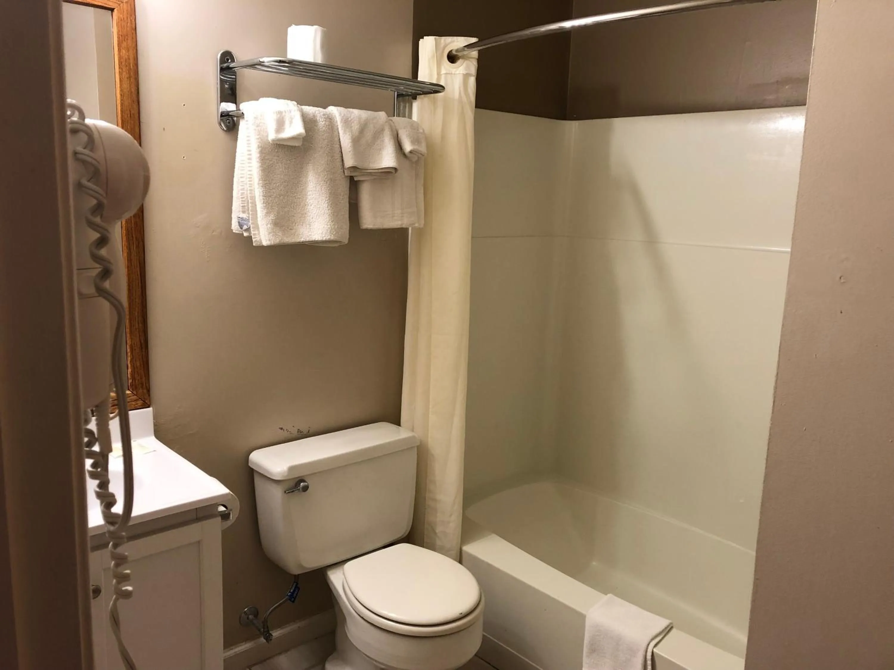 Night in Village Inn Motel Holt