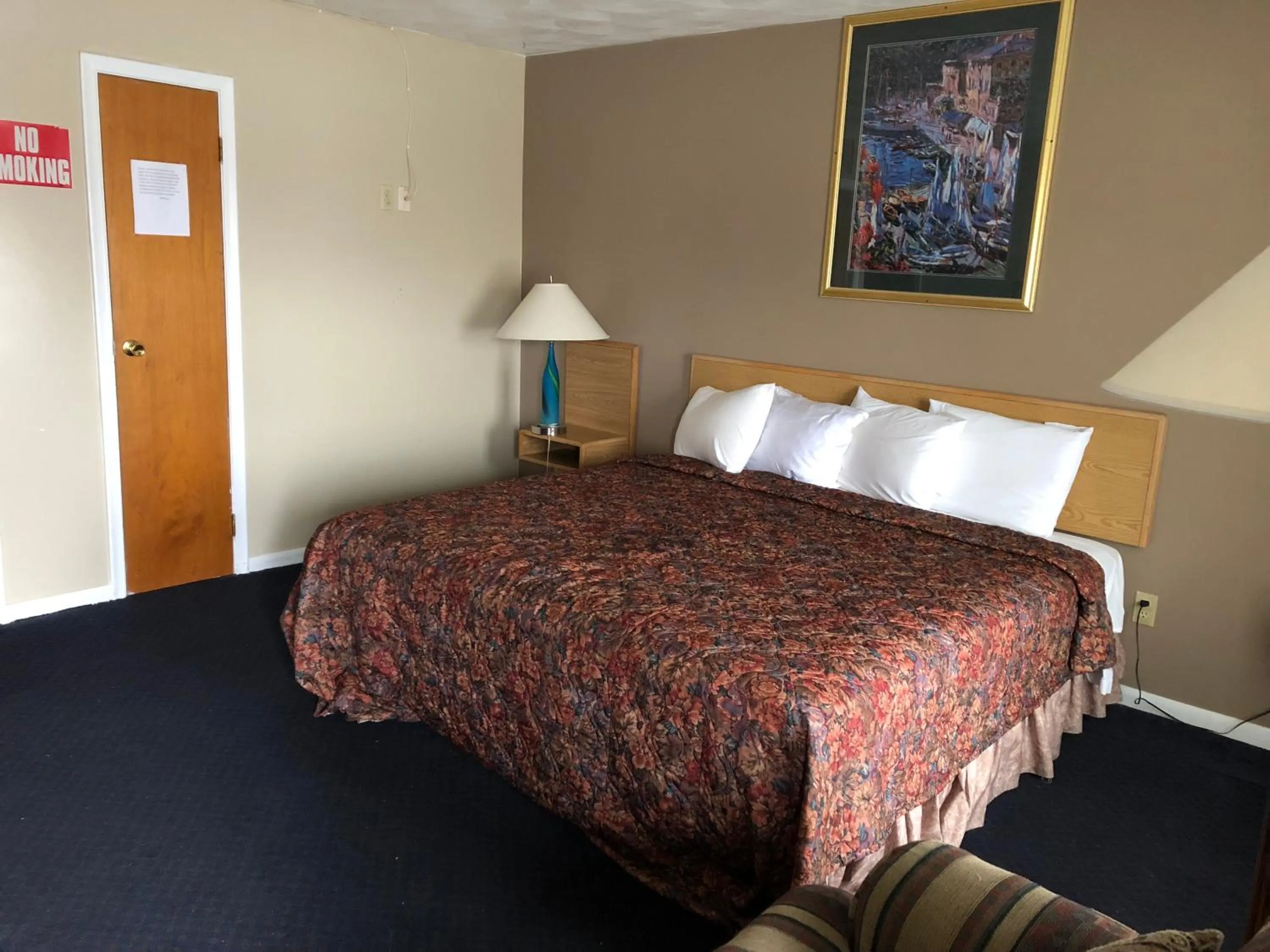 View (from property/room), Bed in Village Inn Motel Holt