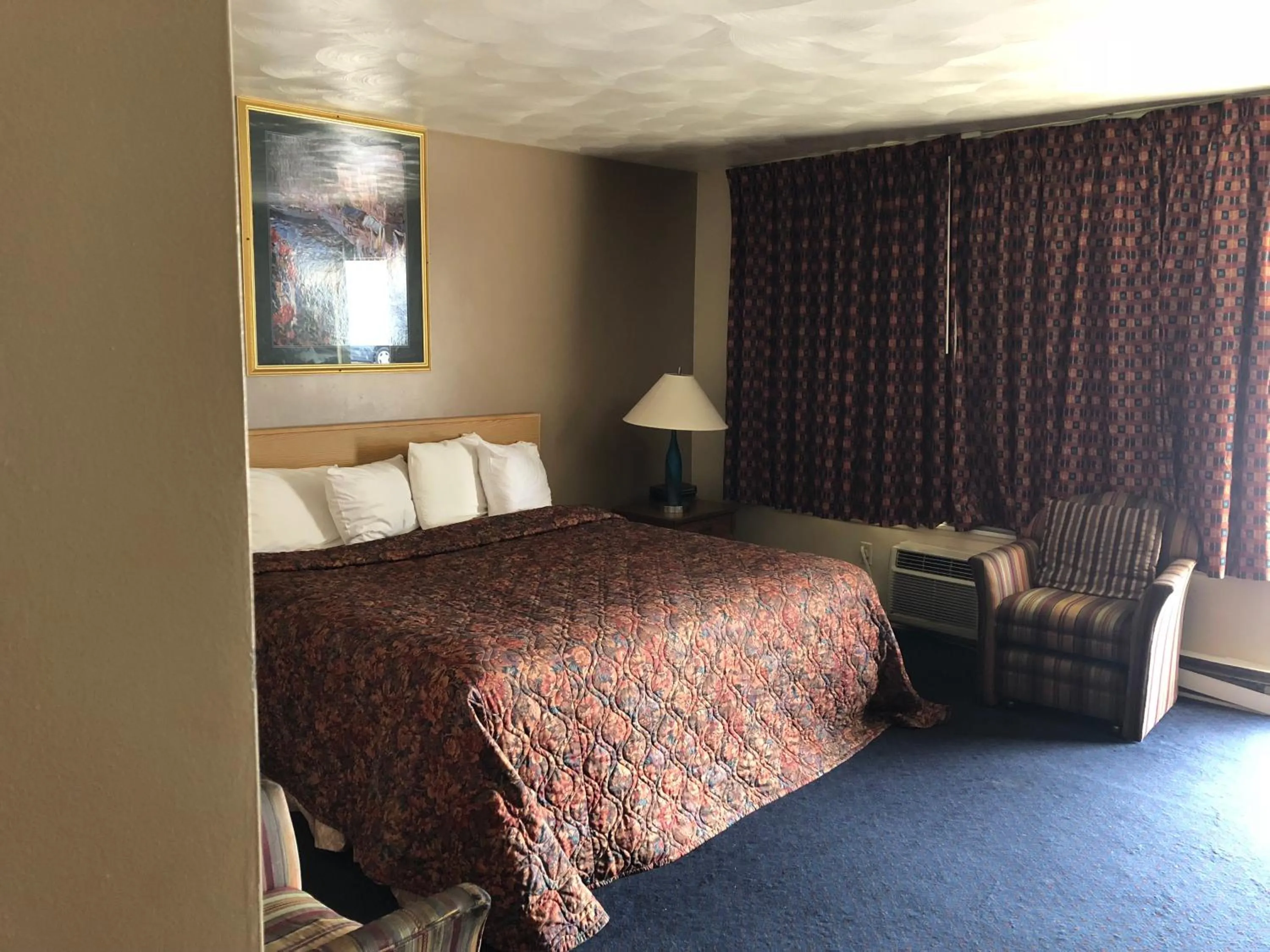 Bed in Village Inn Motel Holt