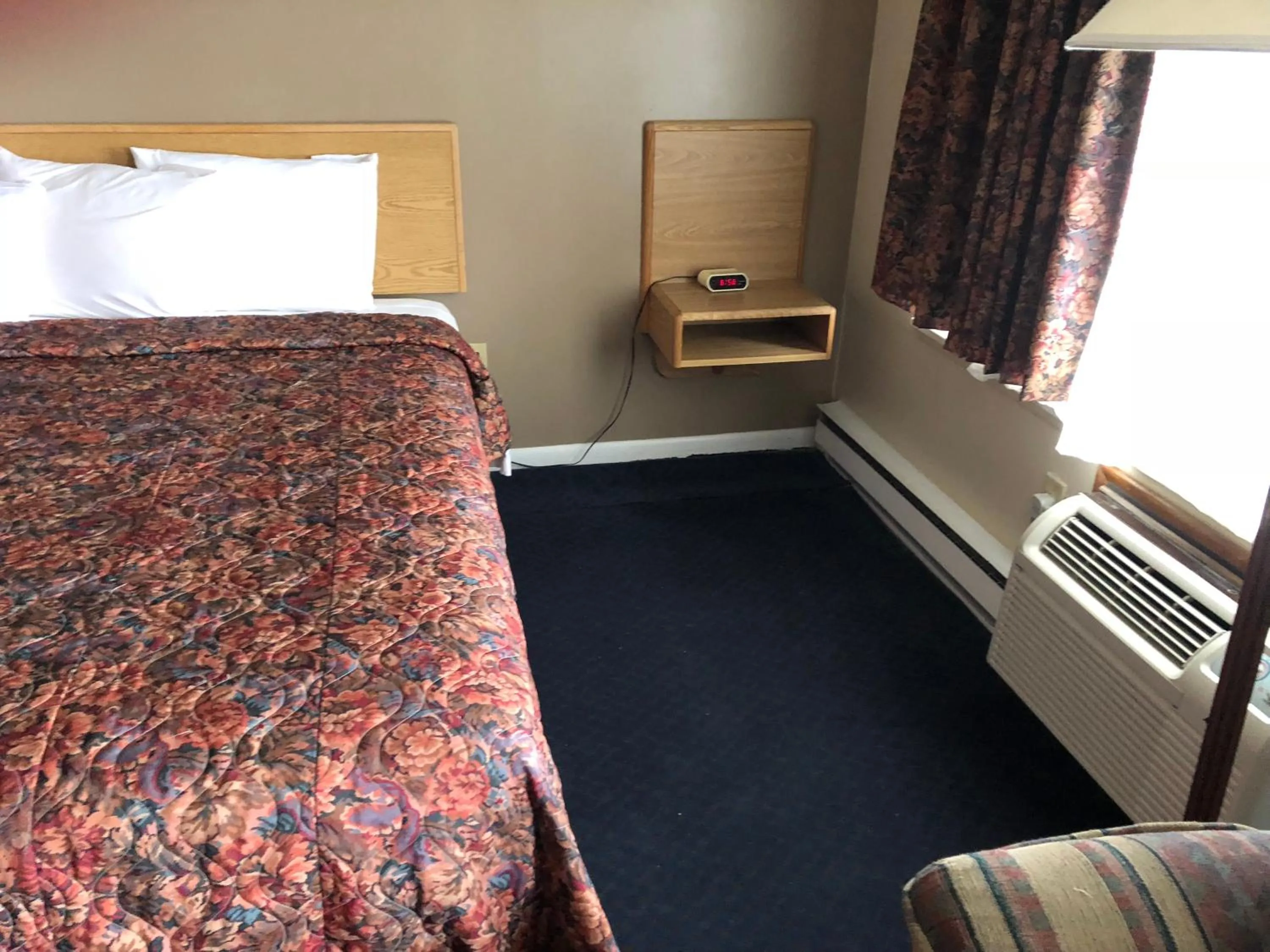 Bird's eye view, Bed in Village Inn Motel Holt