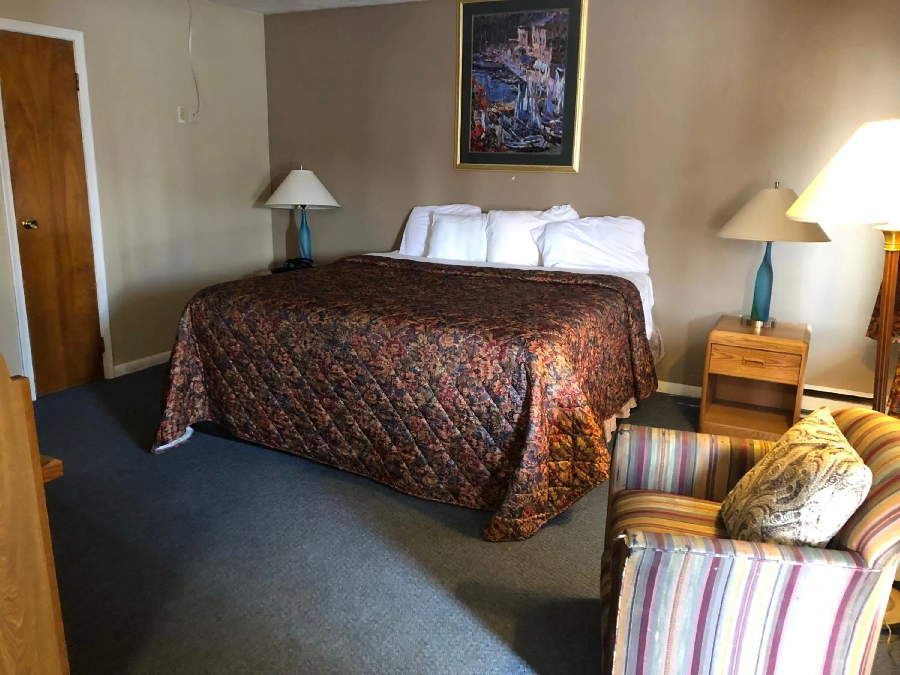 Bed in Village Inn Motel Holt