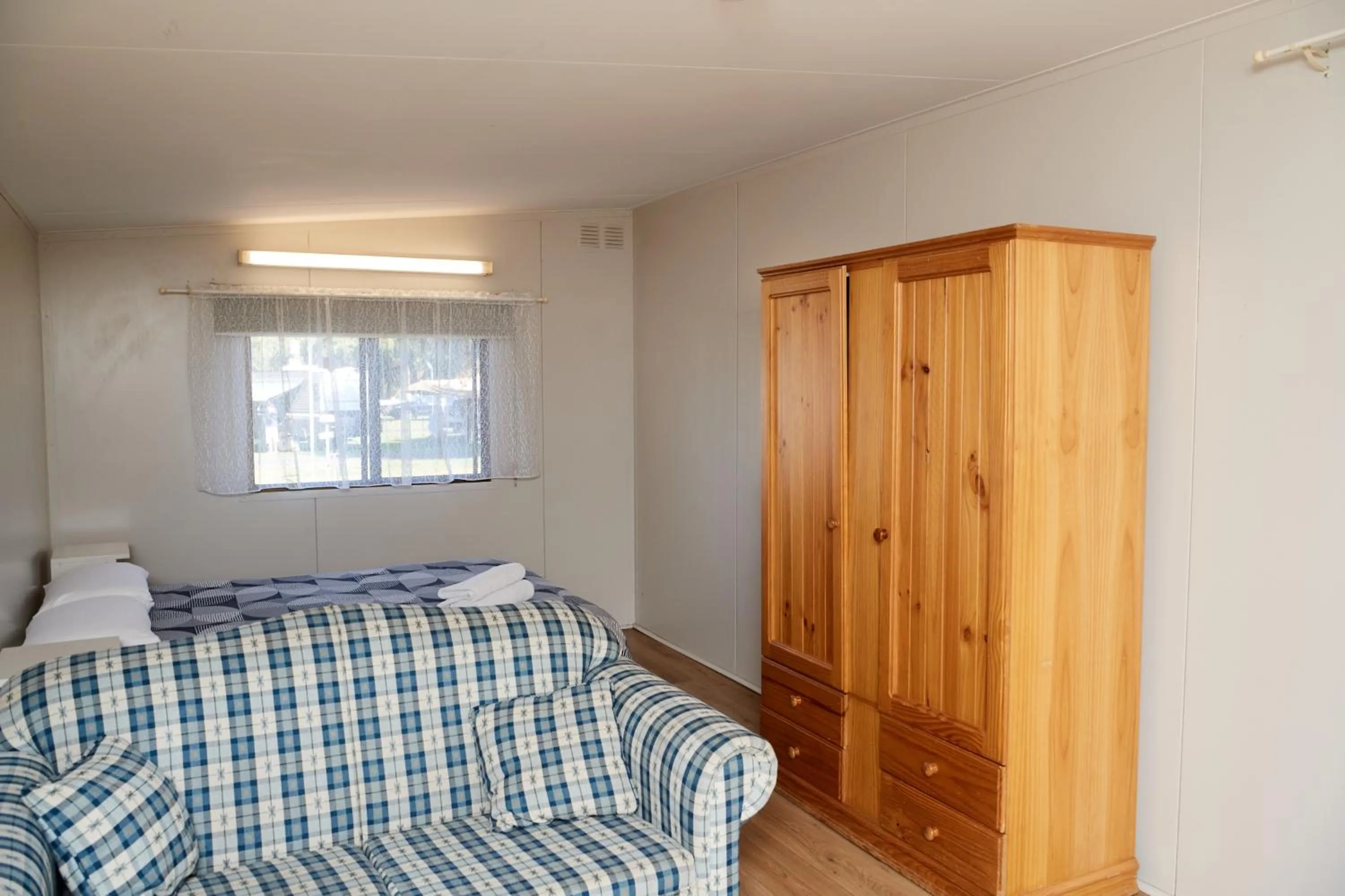 Seating area, Bed in Pine Country Caravan Park