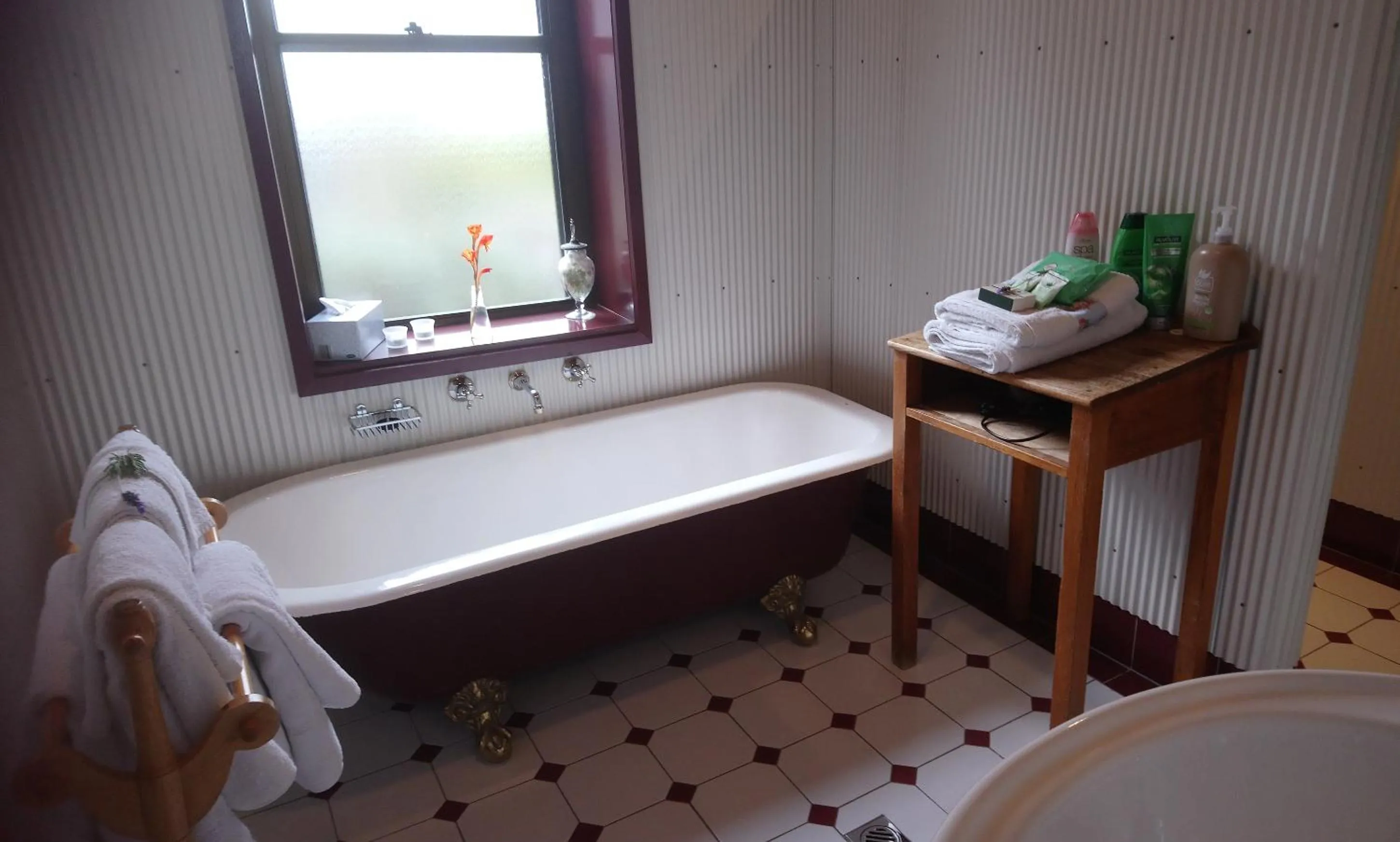 Bathroom, Bed in Walnut Cottage