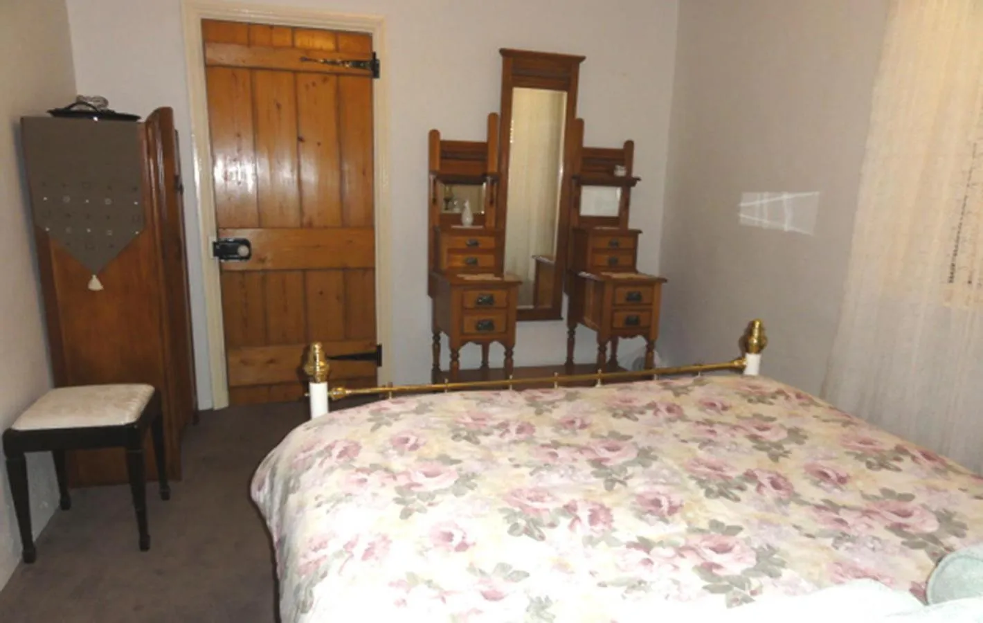 Bedroom, Bed in Walnut Cottage