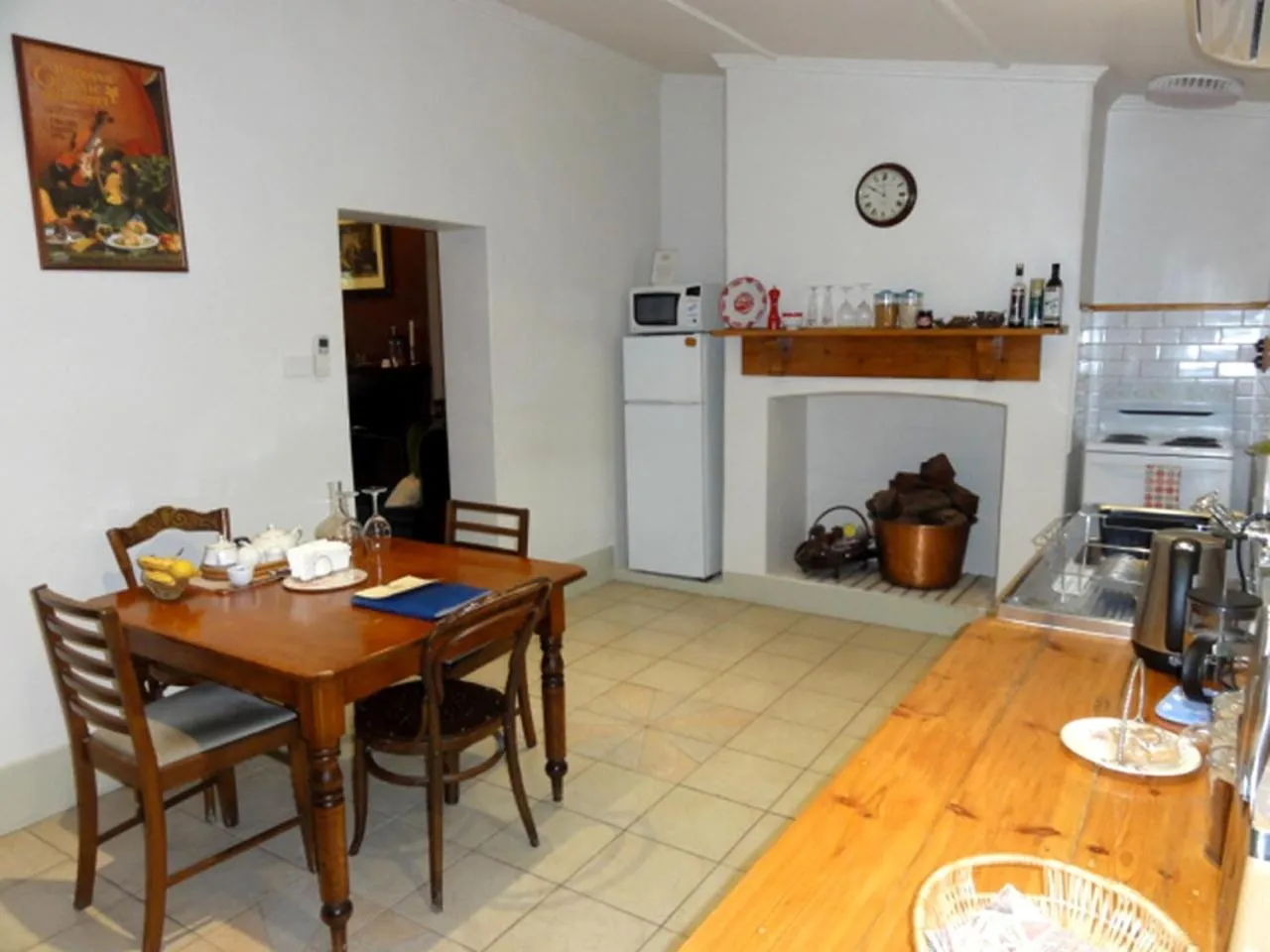Kitchen or kitchenette in Walnut Cottage