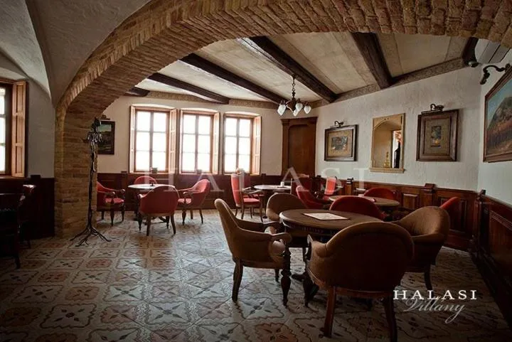 Restaurant/places to eat in Halasi Pince Panzió