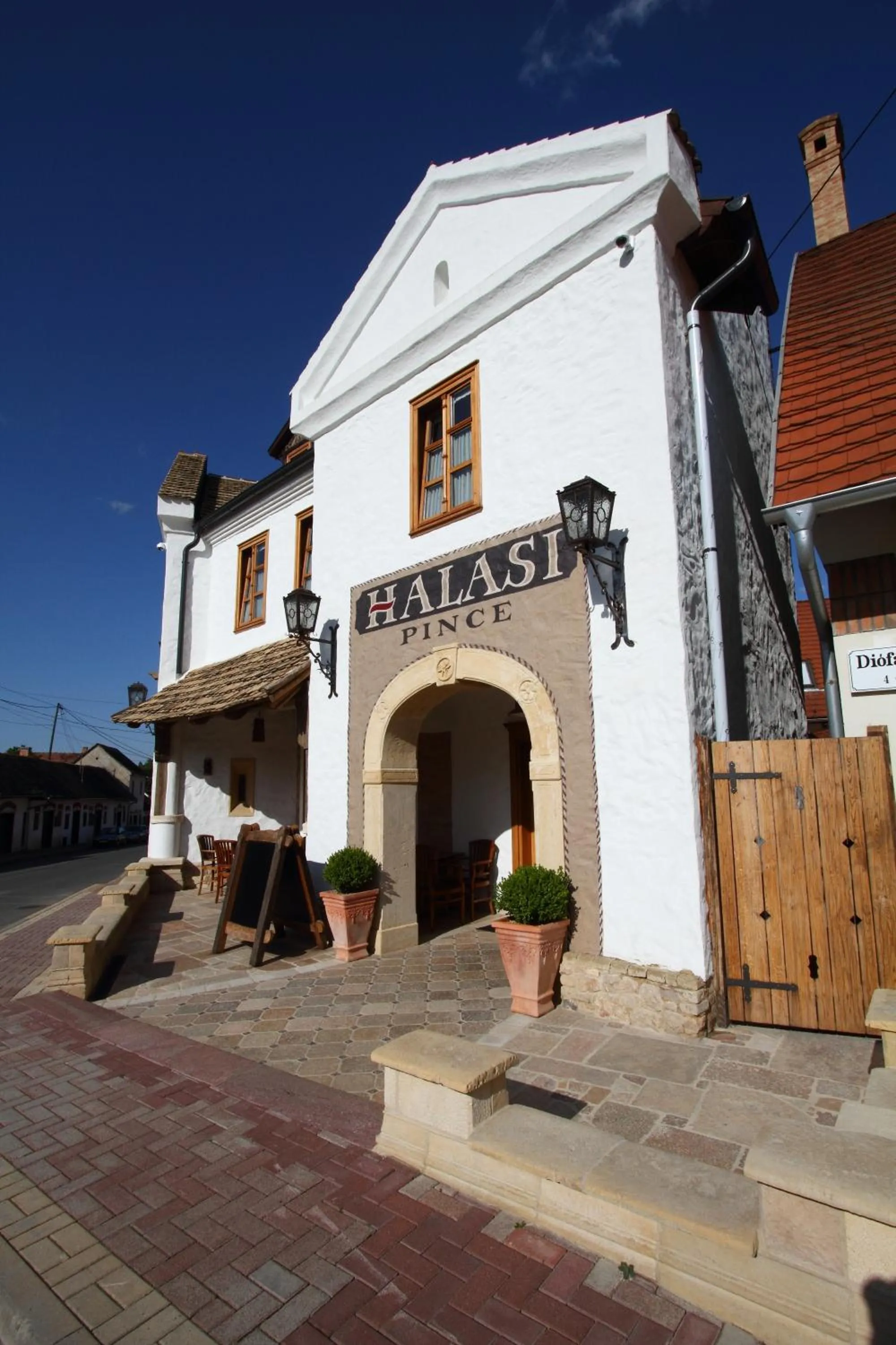 Facade/entrance in Halasi Pince Panzió