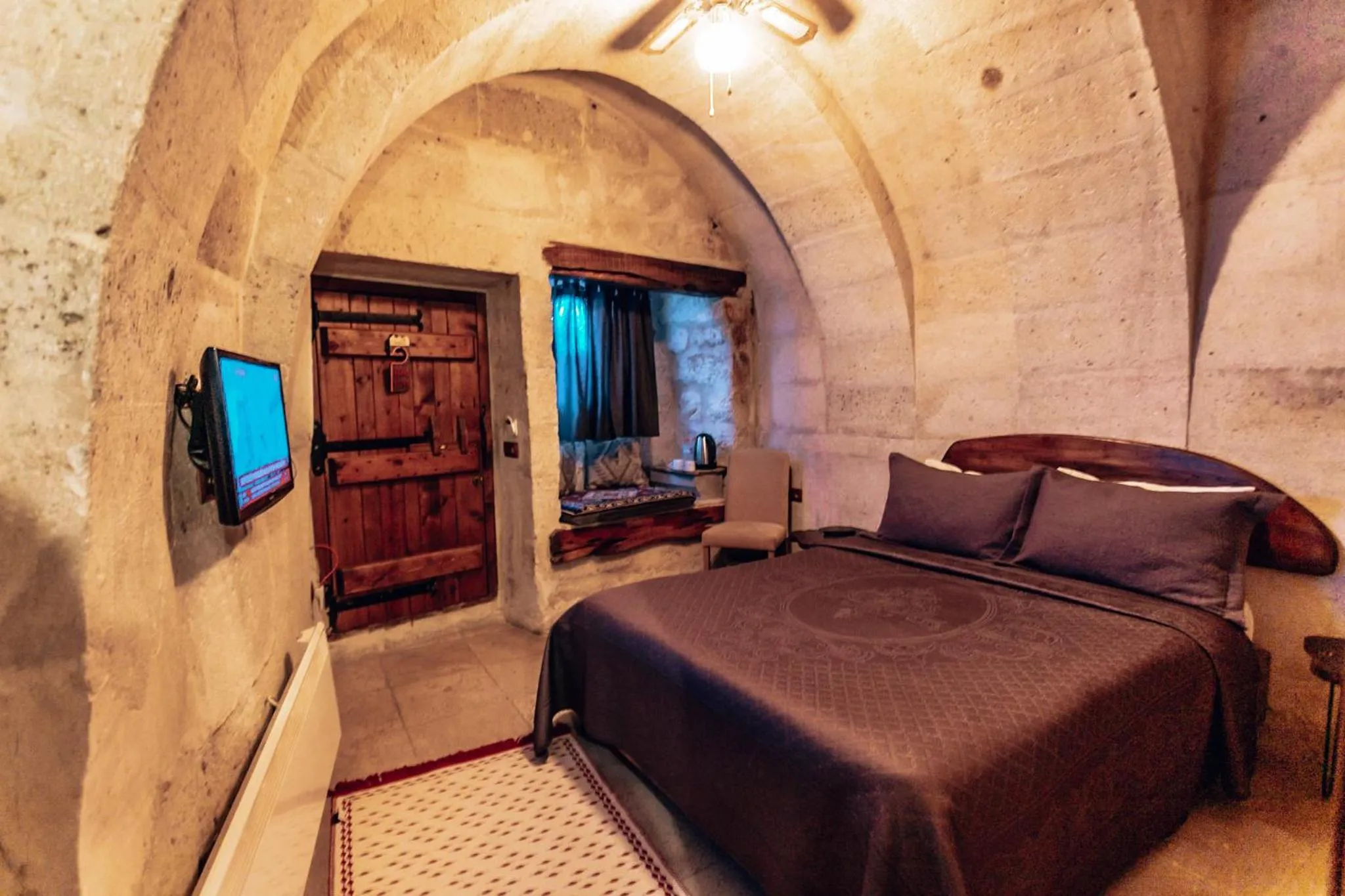 TV and multimedia in APEX CAVE HOTEL