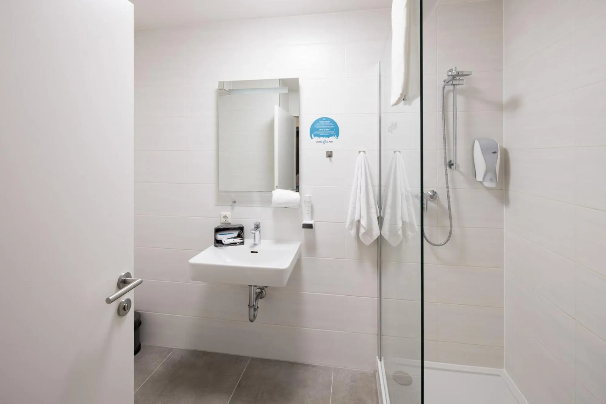 Shower in MOTEL24seven