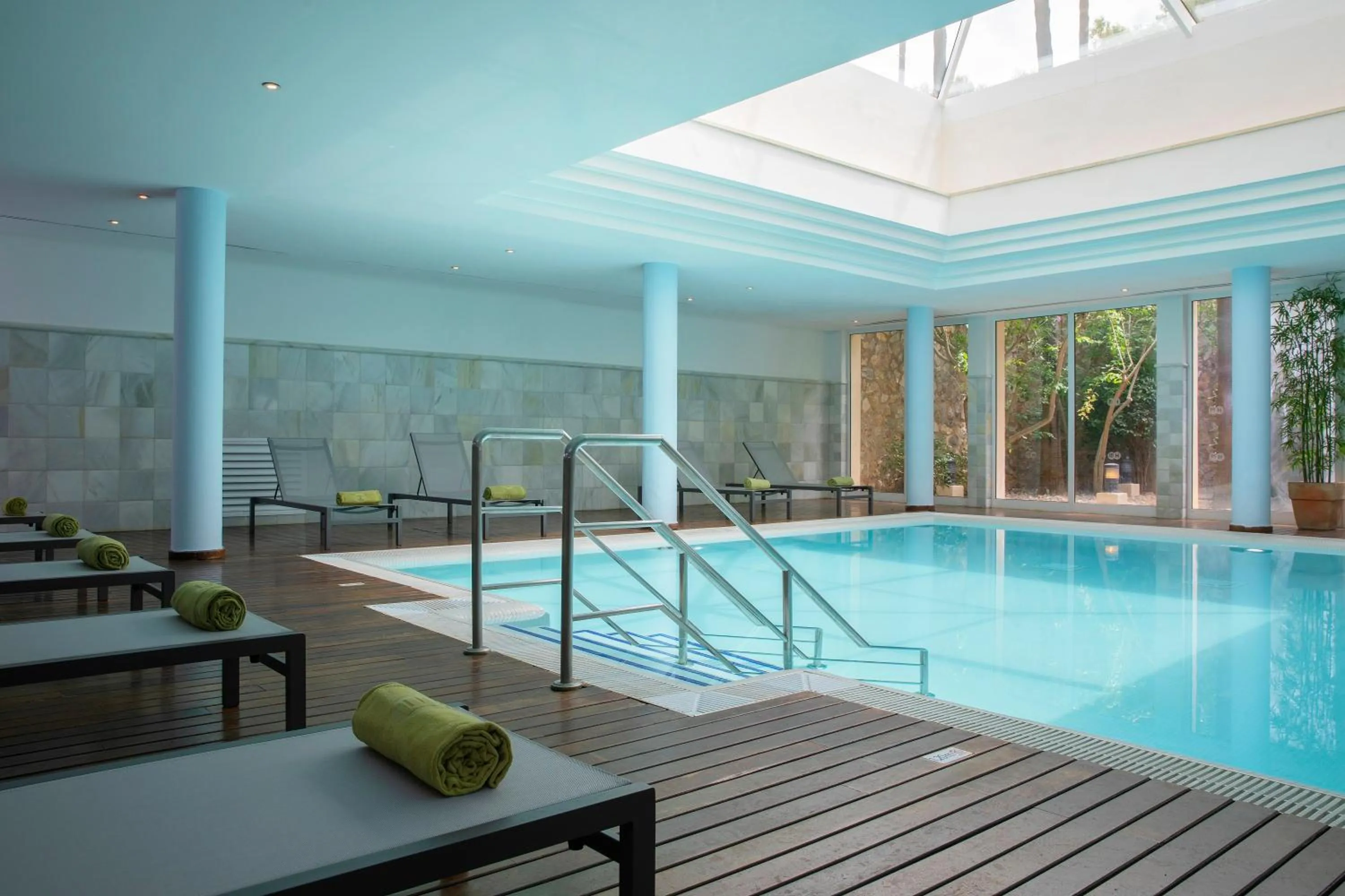 Swimming pool in HM Mar Blau