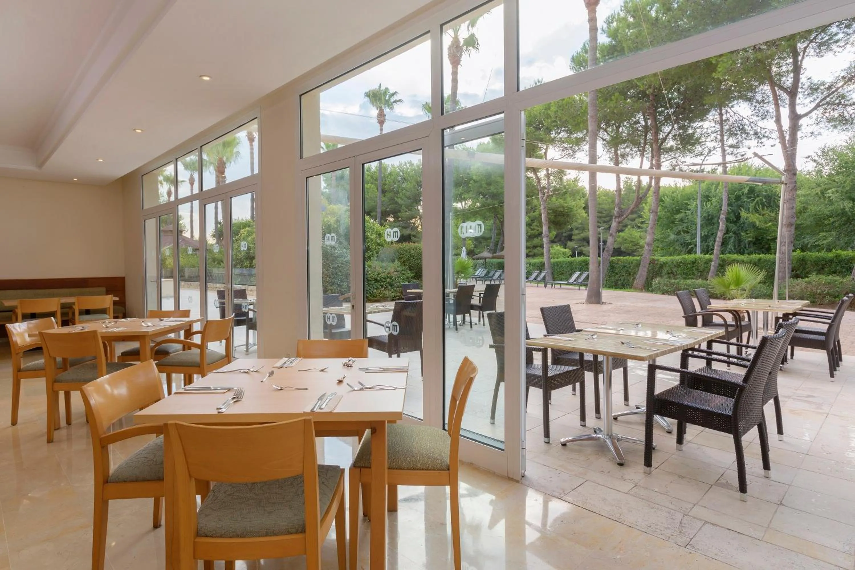 Restaurant/places to eat in HM Mar Blau