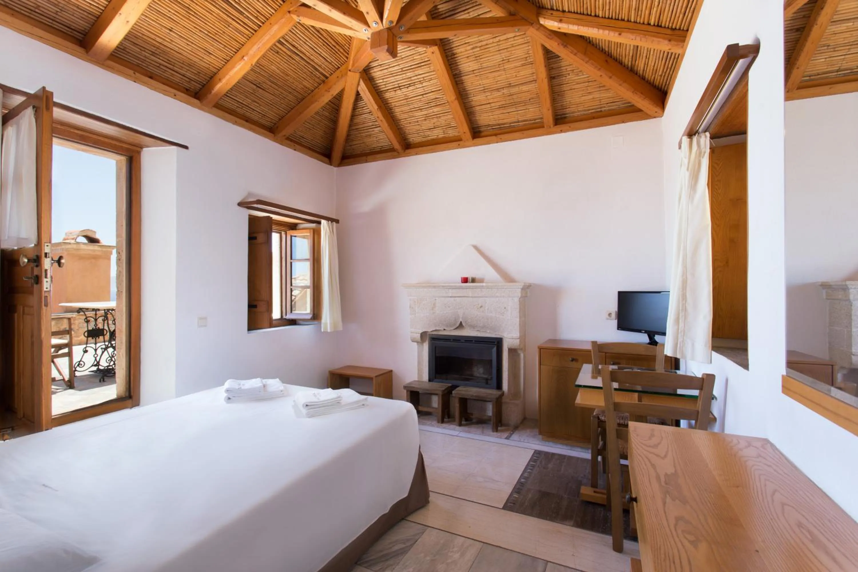 Bedroom, Bed in Bastione Malvasia Hotel (ex New Malvasia)