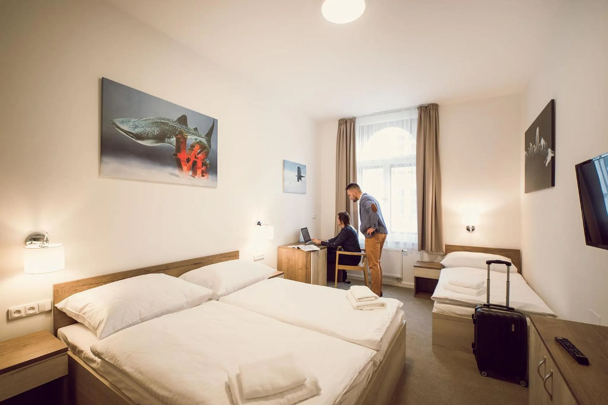 Communal lounge/ TV room, Bed in Kings Residence