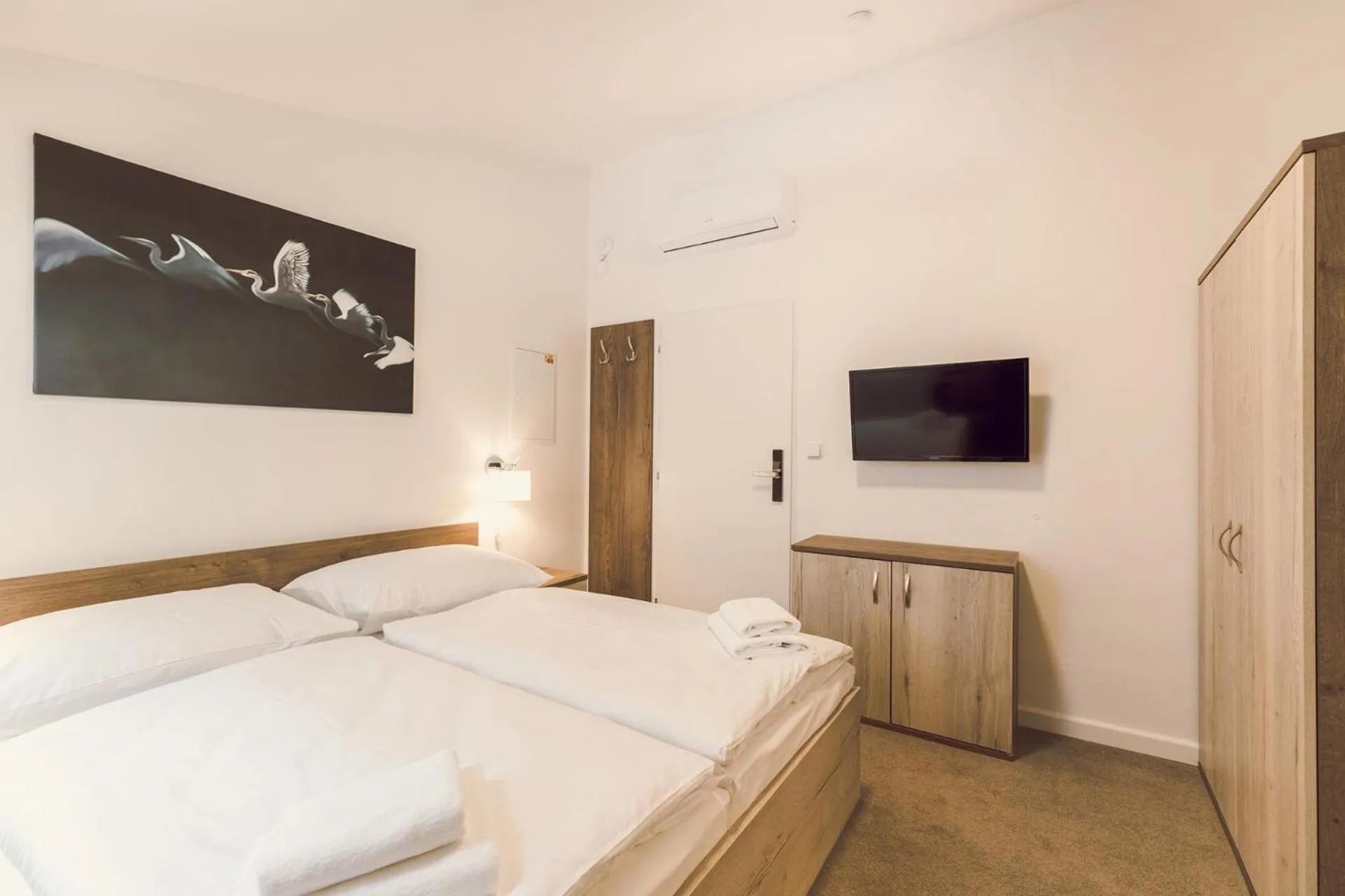 room service, Bed in Kings Residence