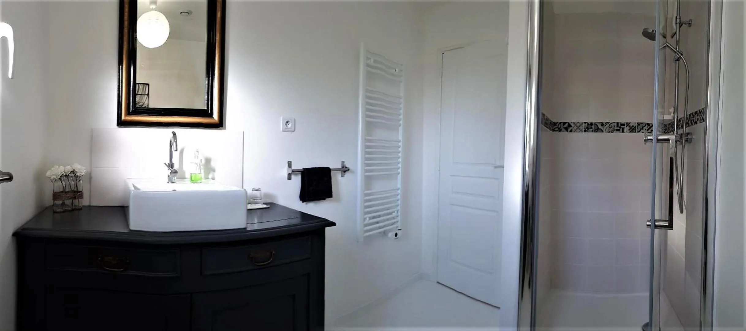 Bathroom in La Fontaine de Resnel