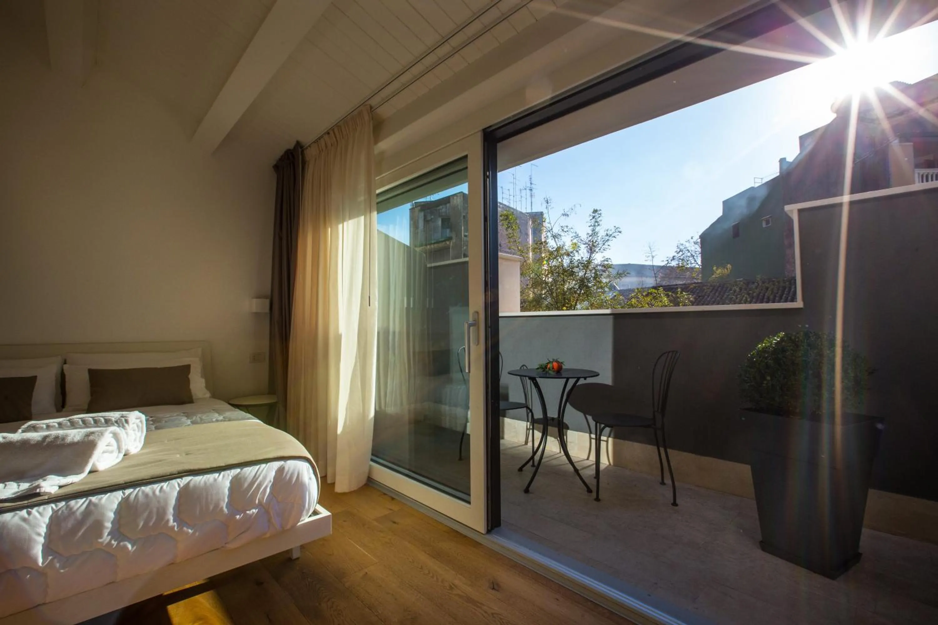 Balcony/Terrace, Bed in Plebis - B&B in Sicilia nel centro storico di Catania