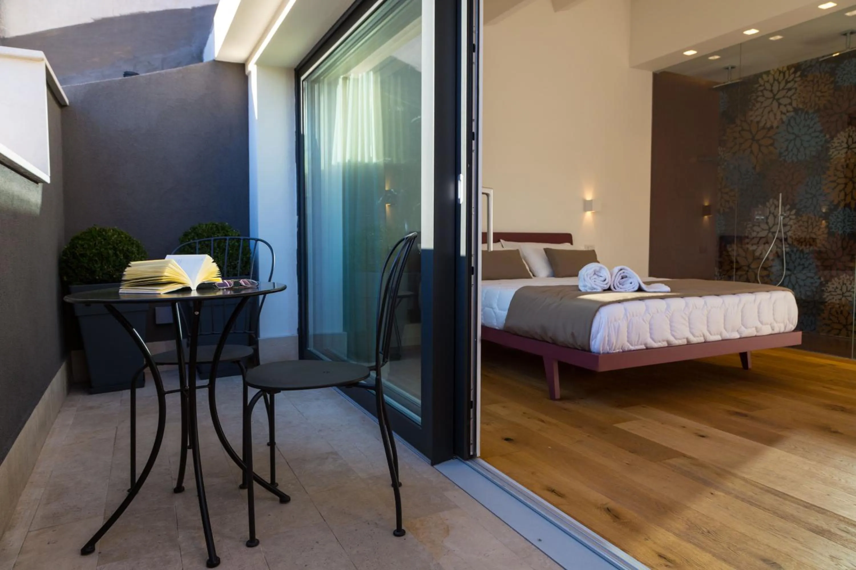 Balcony/Terrace, Bed in Plebis - B&B in Sicilia nel centro storico di Catania