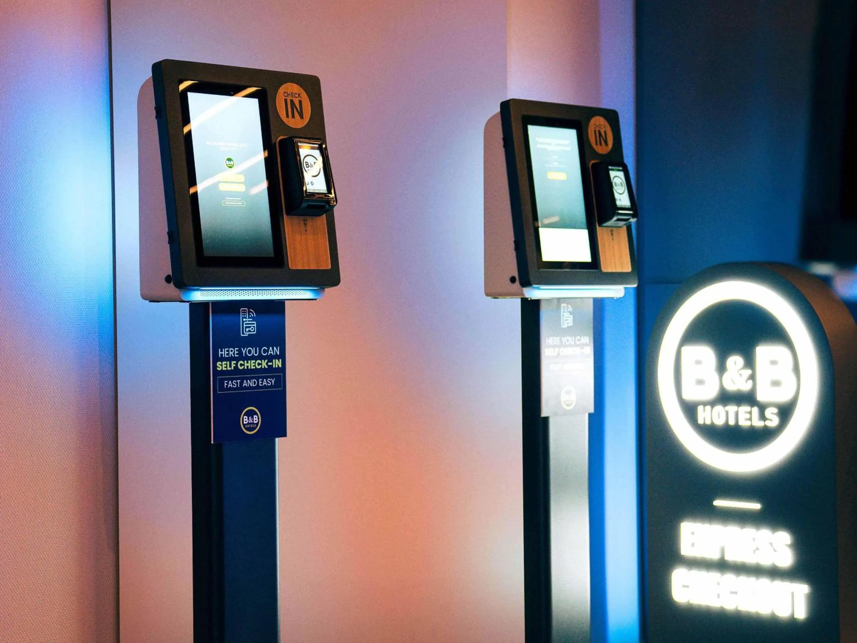 Lobby or reception in B&B Hotel Frankfurt-West