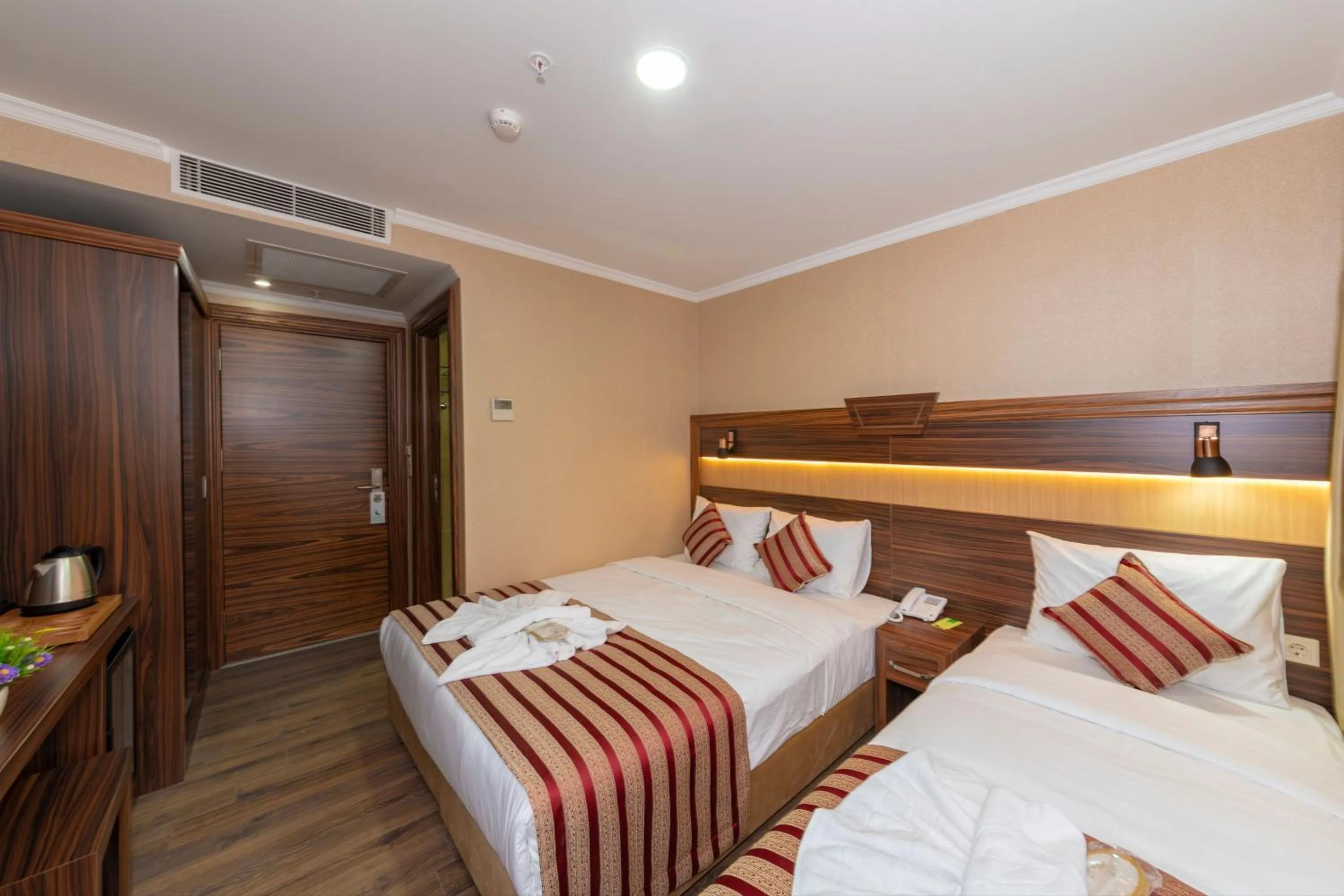 Photo of the whole room, Bed in Vision Deluxe Hotel