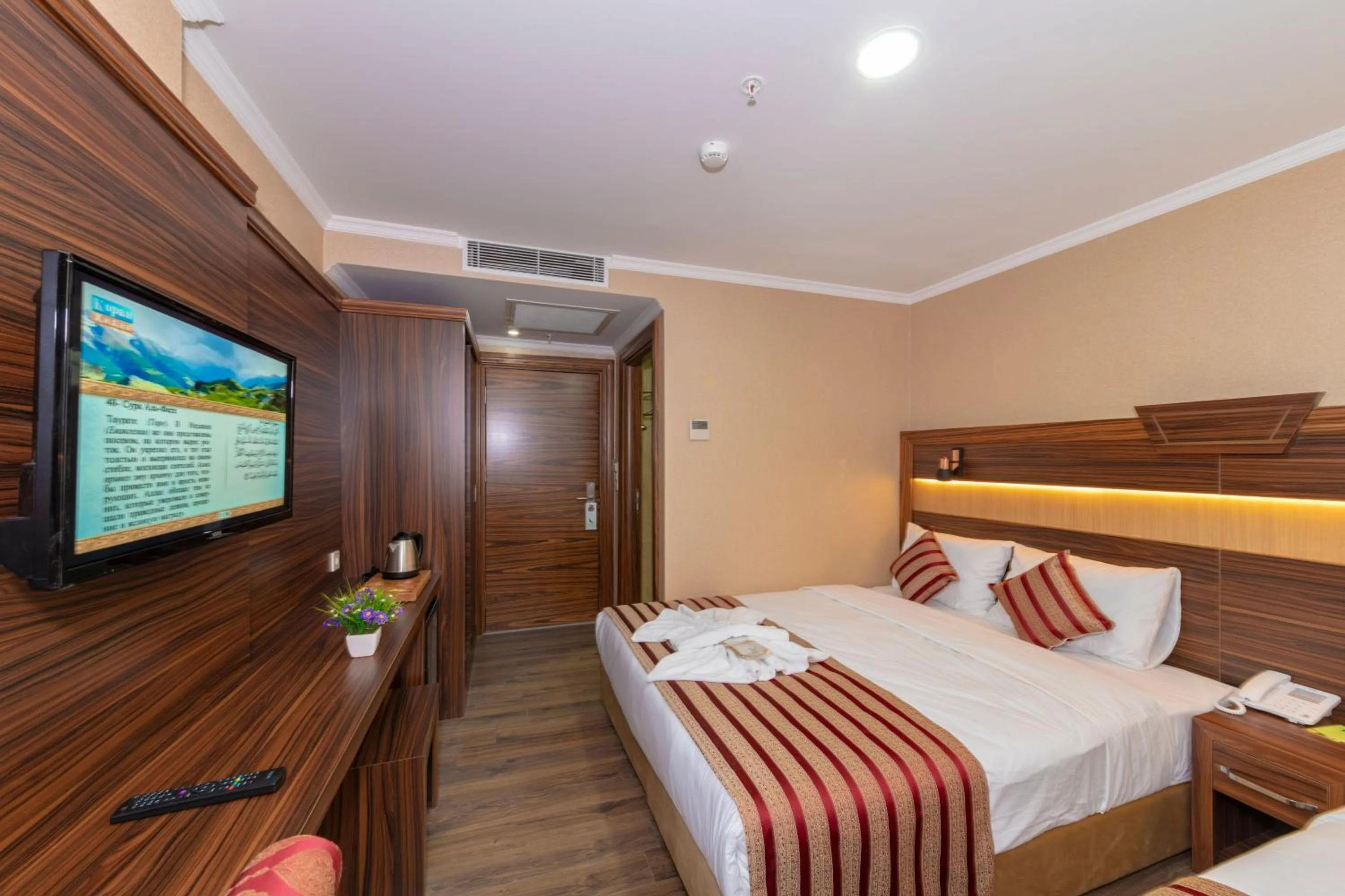 Photo of the whole room, Bed in Vision Deluxe Hotel