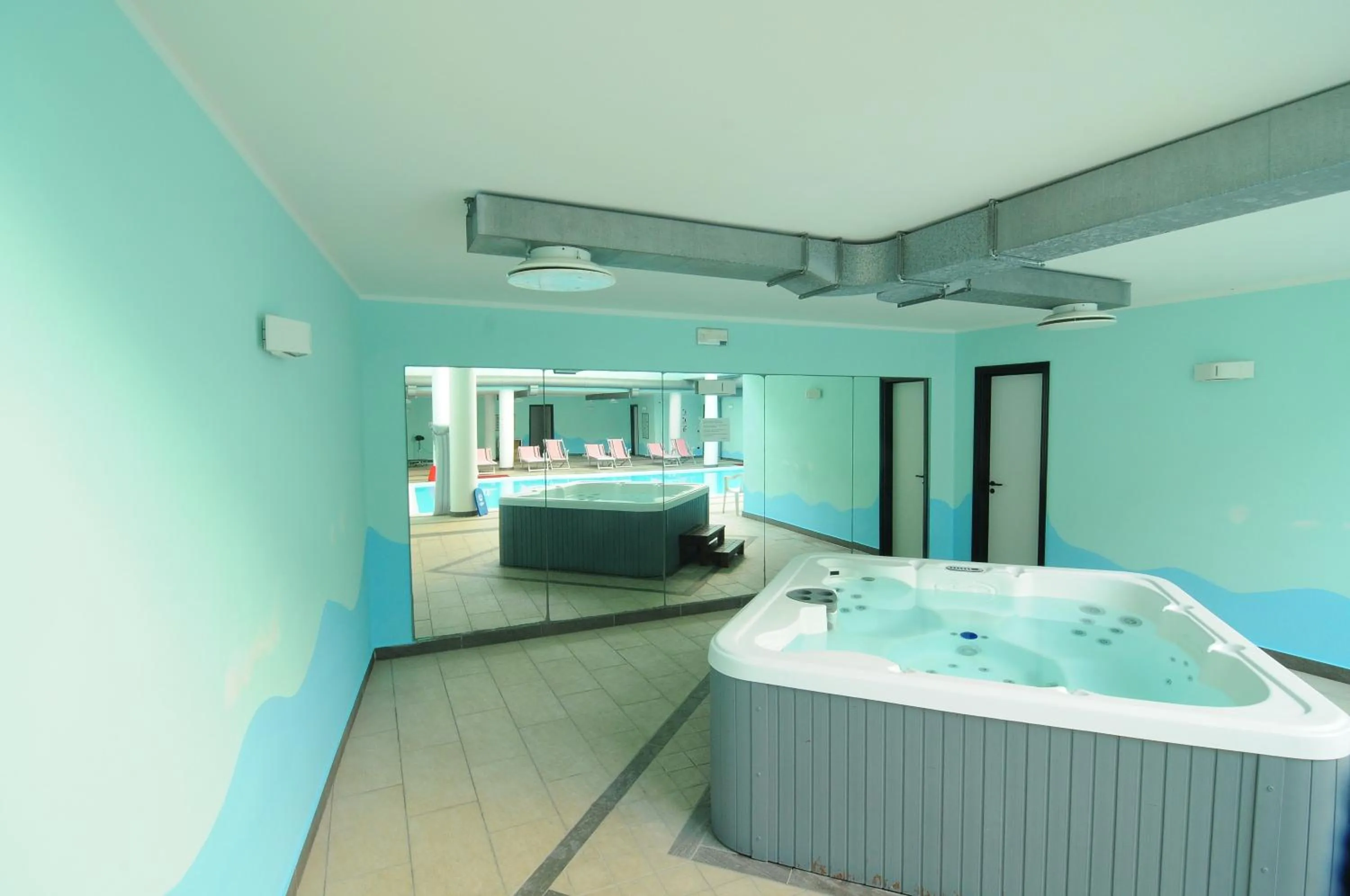 Swimming pool, Bed in Hotel Residence Mondial