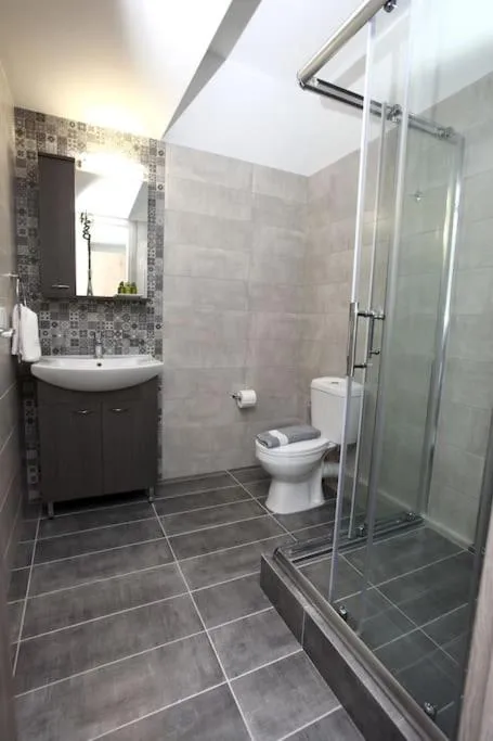 Toilet in Old Town Hall Suites and Apartments