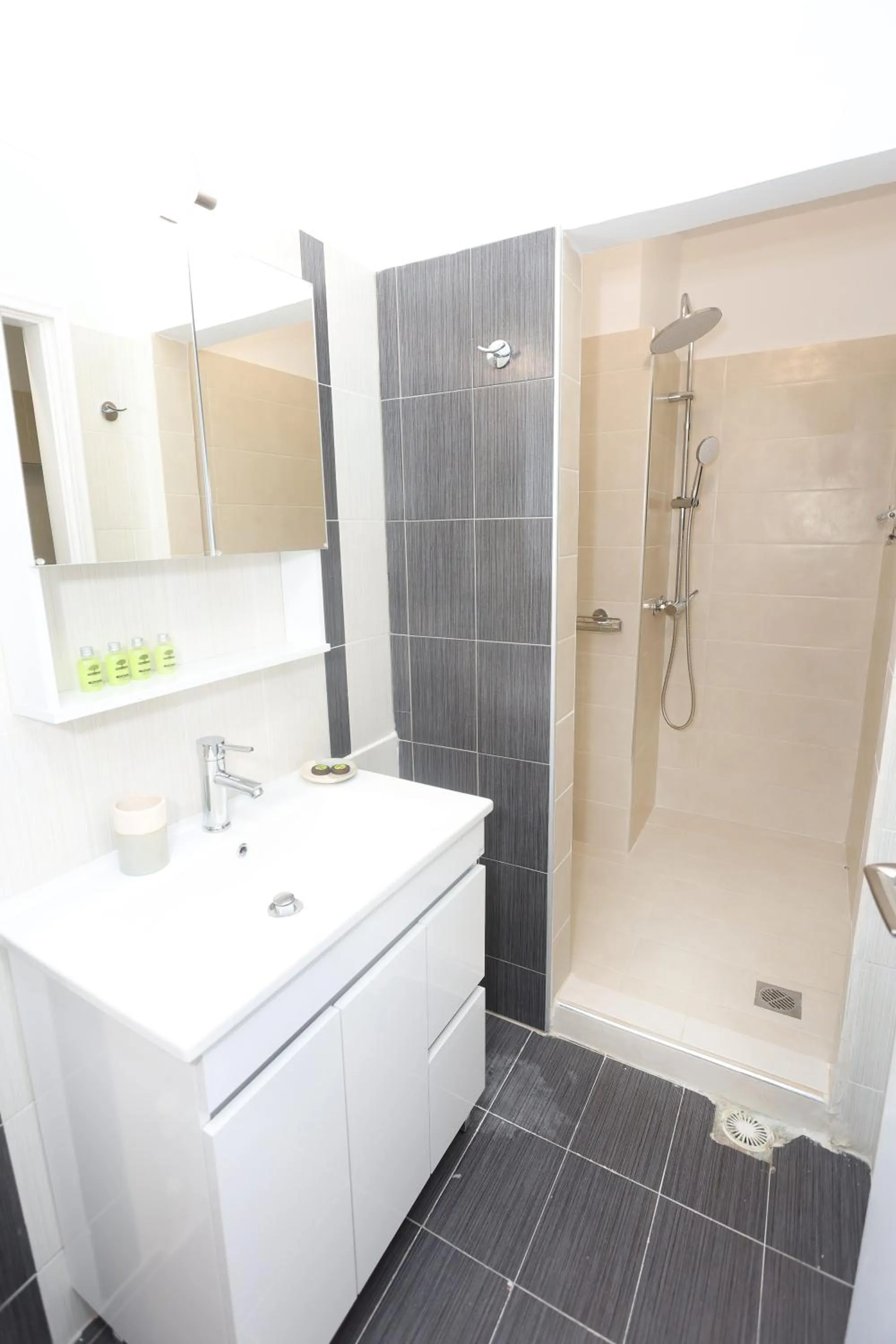 Shower in Old Town Hall Suites and Apartments