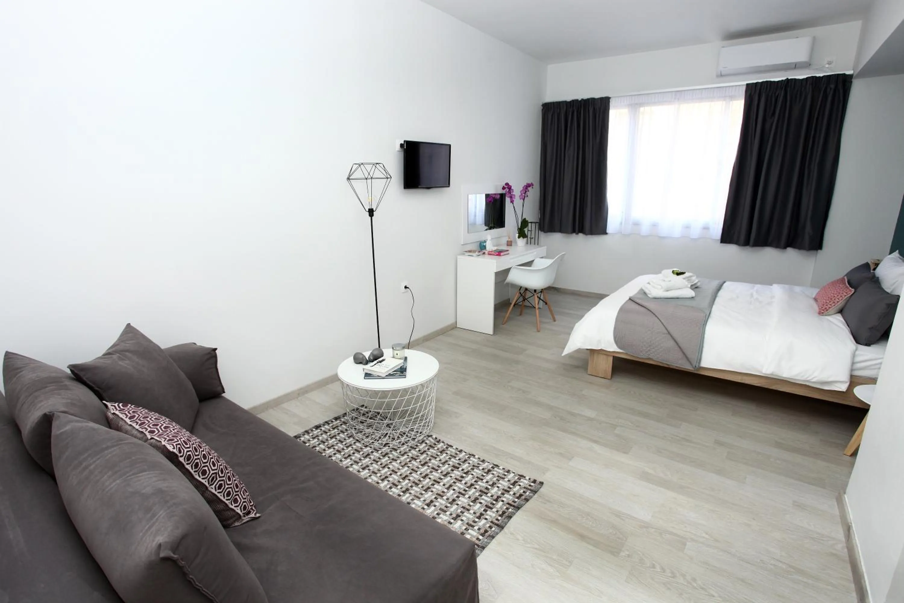 TV and multimedia, Bed in Old Town Hall Suites and Apartments