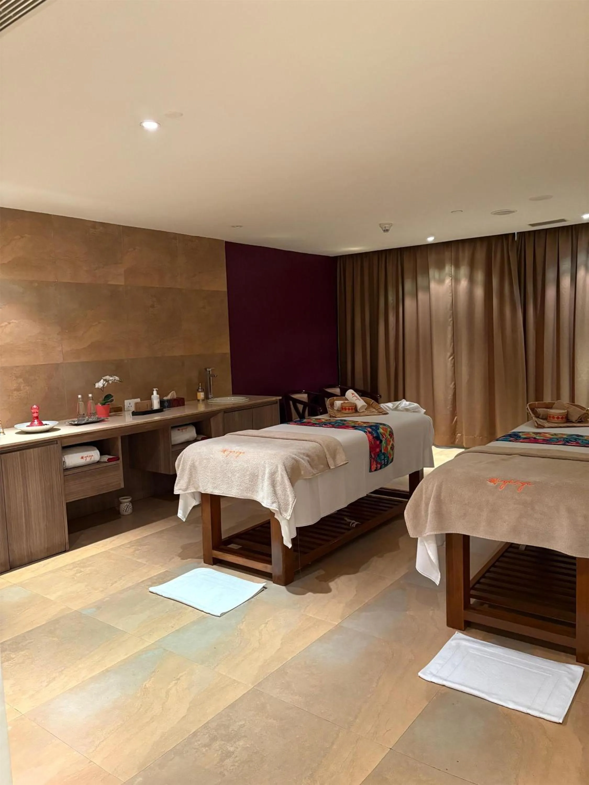 Spa and wellness centre/facilities, Bed in Radisson Blu Plaza Hotel Hyderabad Banjara Hills